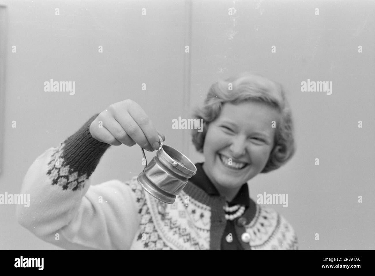 Aktuell 34-10-1960: Jugl im Gedächtnis Eine gute Anzahl „typischer“ norwegischer Souvenirs sind ein Dutzend importierte Gegenstände. Foto: Sverre A. Børretzen / Aktuell / NTB ***FOTO NICHT IMAGE PROCESSED*** Stockfoto