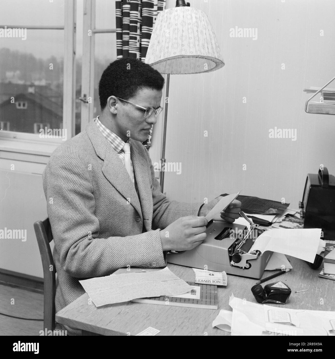 Aktuell 3-11-1960: Auf der Flucht vor Hass Südafrikas Gestapo verfolgte den 23-jährigen Hans Beukes aus einem einzigen Grund durch drei Länder: Er ist farbig. Aber Beukes entkam, und vom UN-Podium ließ er die ganze Welt auf ihn hören. Nach vielen Abenteuern fand er einen Zufluchtsort in Oslo. Foto: Aage Storløkken / Aktuell / NTB ***FOTO NICHT VERARBEITET*** Stockfoto