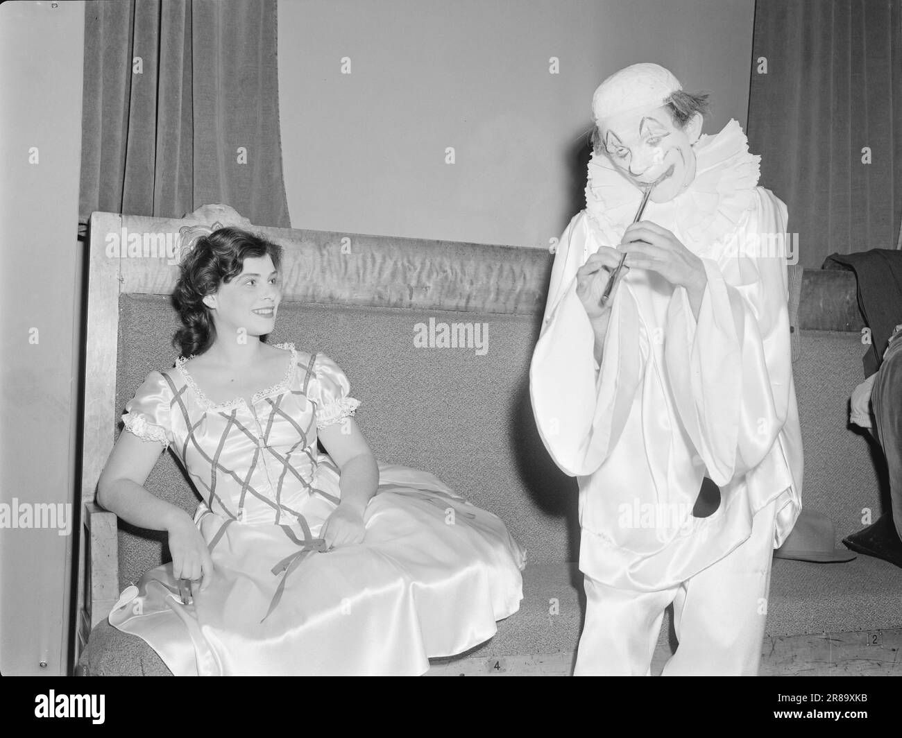 Tatsächlich 18-1950: Das Nationaltheater geht. "Harlequin und Colombine" mit Kari Dehlin als Colombine und Gunnar Skar als Pierrot. Foto: Arne Kjus / Aktuell / NTB **Foto nicht verarbeitet*** Stockfoto