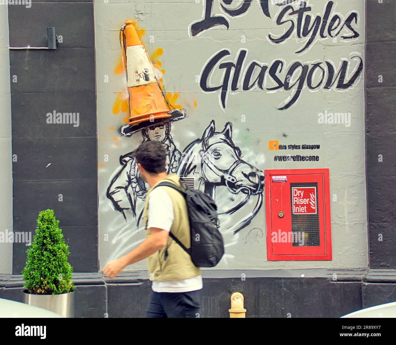 Glasgow, Schottland, Vereinigtes Königreich, 20. Juni 2023. Banksey Cut and Run geht in der Sonne weiter, während die Massen in das Museum für moderne Kunst strömen. Der berühmte Kegelkopf, der als Goma und der Herzog von Wellington gefeiert wurde, befindet sich auf dem königlichen Börsenplatz vor dem ibis Styles Hotel für Touristen-Selfies. Credit Gerard Ferry/Alamy Live News Stockfoto