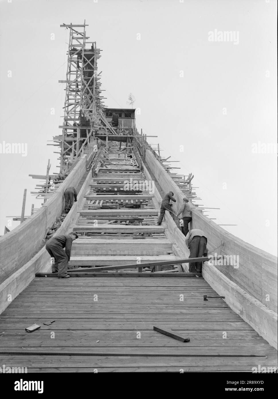 Tatsächlich 25/26- 1950: Vor den Olympischen Spielen 1952. Es gab große Ausgrabungen auf dem einst „Teich“ unter Holmenkollbakken, und es wird Platz für bis zu 150.000 Zuschauer auf dem Teich und den Tribünen zusammen geben. Der riesige Sprung, der ein dreistöckiges Betonhaus ist und Platz für ein Restaurant hat, ähnelt einem Panzer auf dem Weg den Hügel hinunter. Foto: Arne Kjus / Aktuell / NTB ***Foto nicht verarbeitet*** Stockfoto