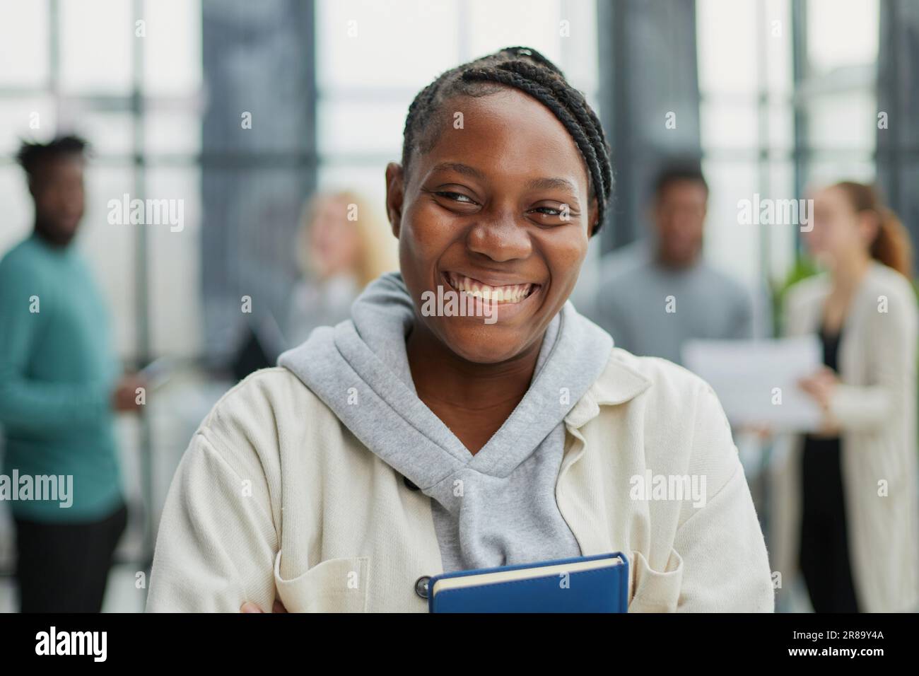 Afrikanische amerikanische Arbeitssuchender halten einen Ordner mit CV Stockfoto