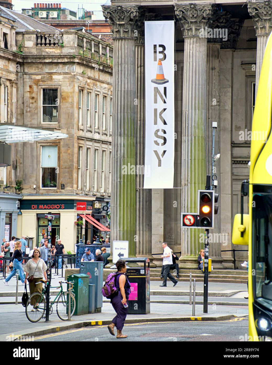 Glasgow, Schottland, Vereinigtes Königreich, 20. Juni 2023. Banksey Cut and Run geht in der Sonne weiter, während die Massen in das Museum für moderne Kunst strömen. Der berühmte Kegelkopf, der als Goma und der Herzog von Wellington gefeiert wurde, befindet sich auf dem königlichen Tauschplatz. Credit Gerard Ferry/Alamy Live News Stockfoto