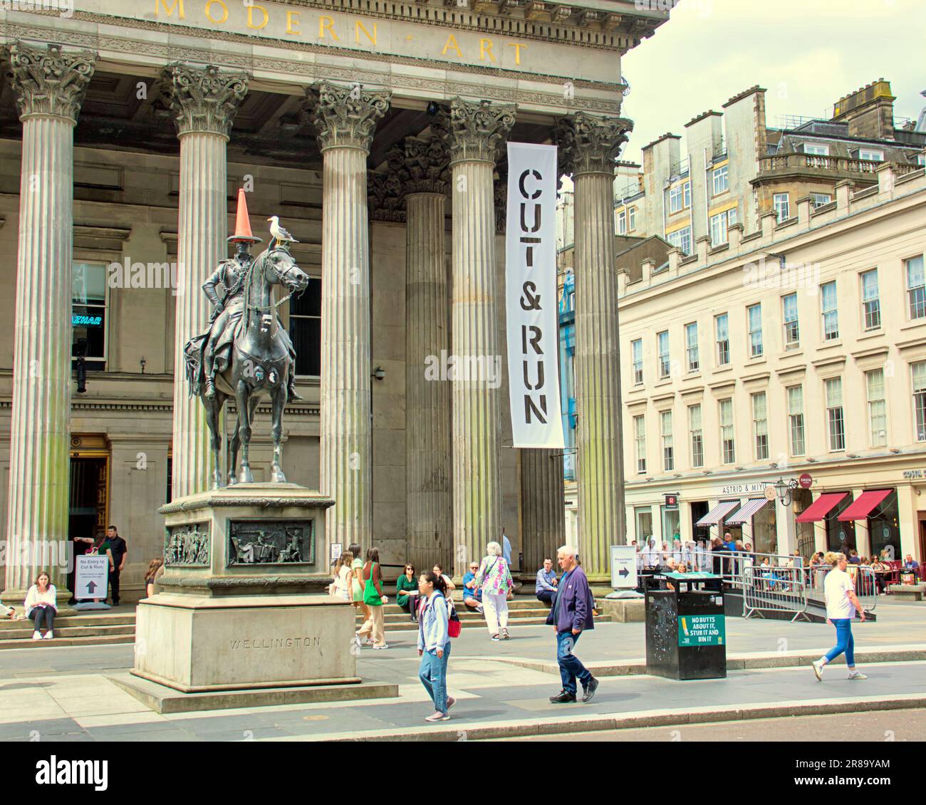 Glasgow, Schottland, Vereinigtes Königreich, 20. Juni 2023. Banksey Cut and Run geht in der Sonne weiter, während die Massen in das Museum für moderne Kunst strömen. Der berühmte Kegelkopf, der als Goma und der Herzog von Wellington gefeiert wurde, befindet sich auf dem königlichen Tauschplatz. Credit Gerard Ferry/Alamy Live News Stockfoto