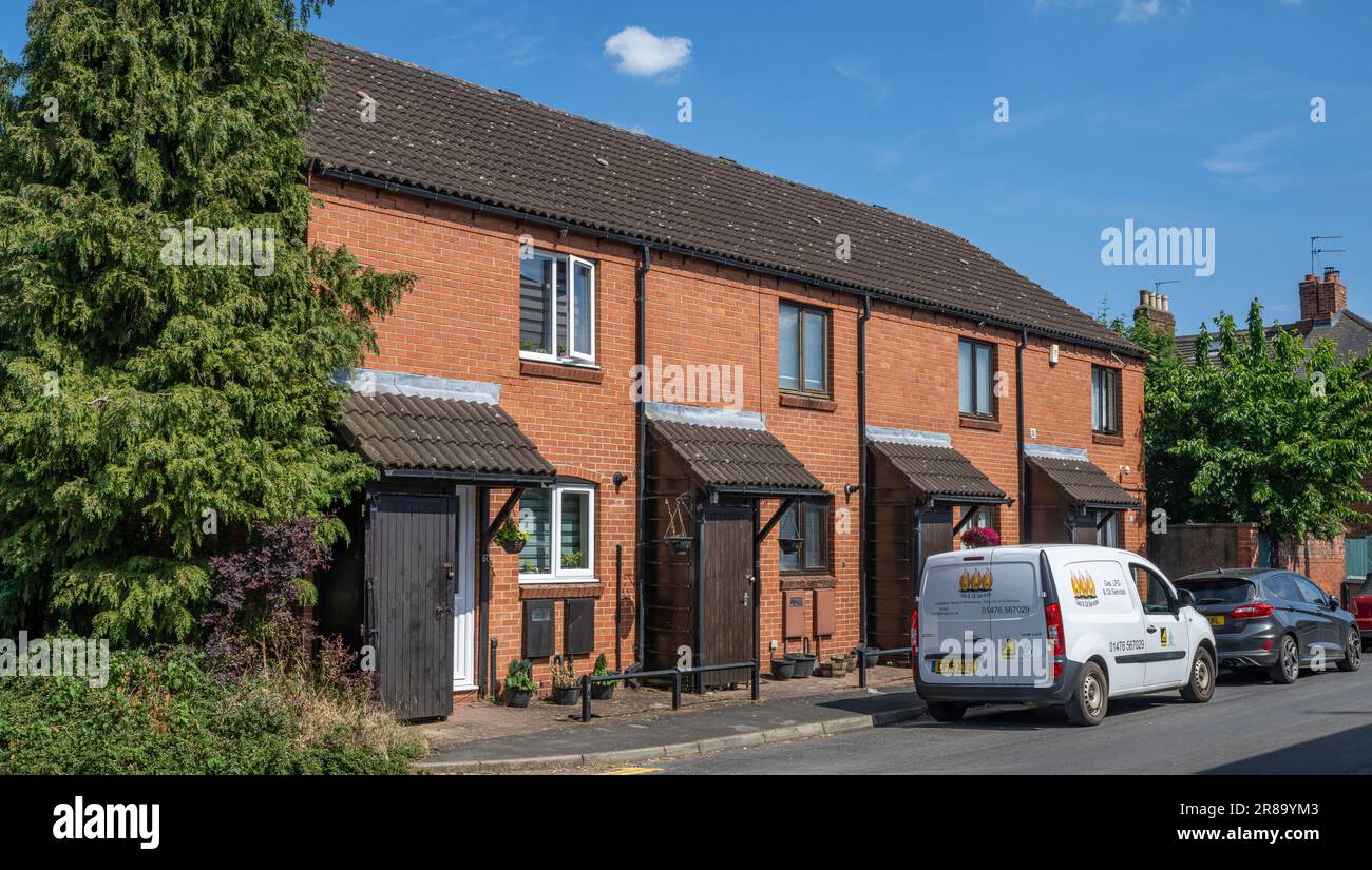 Grantham, Lincolnshire, England, Großbritannien. Typische moderne Innenstadthäuser mit Terrassen als Starthäuser für die Grundstücksleiter Stockfoto