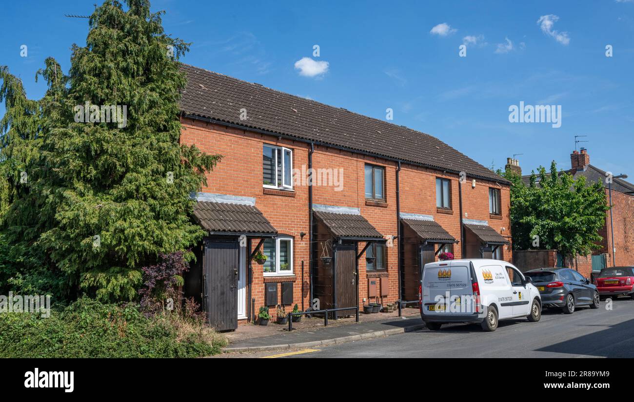 Grantham, Lincolnshire, England, Großbritannien. Typische moderne Innenstadthäuser mit Terrassen als Starthäuser für die Grundstücksleiter Stockfoto