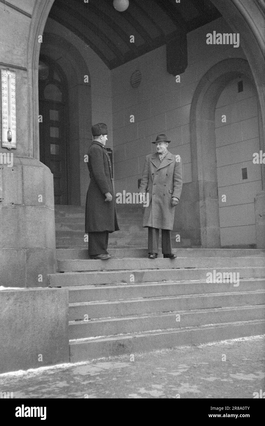 Tatsächlich 2-1947: GulostenJohannes Andersen, besser bekannt als „Gulosten“, ist einer der berühmtesten Einbrecher Norwegens. Während des Krieges unternahm er sowohl im in- als auch im Ausland hervorragende Anstrengungen. In seinem Buch „VI kommer oss“ gibt Johannes Andersen einige Einblicke in sein farbenfrohes Leben. Johs. Sie kamen die vertraute Treppe von Møllergata 19 in Oslo nach einem angenehmen Gespräch mit dem Constable herunter. Für die Polizei gibt es "Gulosten" nicht mehr, nur den Bürger Johannes Andersen. Aber es gab andere Male... Foto: Th. Skotaam/Aktuell/NTB ***FOTO NICHT VERARBEITET*** Stockfoto