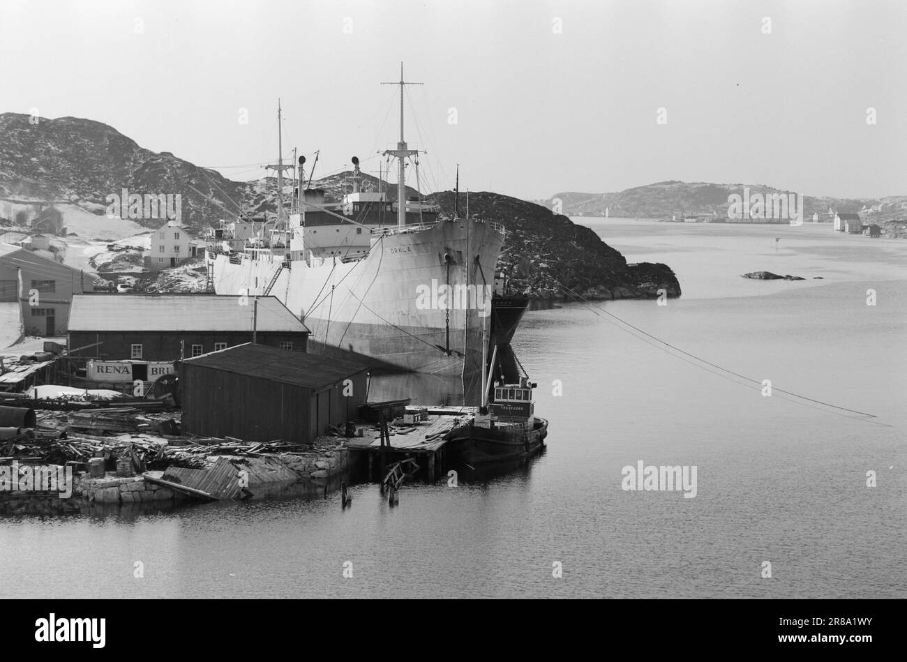 Derzeit 10-9-1960: Schwimmender Sarg Flakke repariert alte Wannen in seiner eigenen Werkstatt, die nicht den professionellen Standards entsprechen. Die Hälfte der derzeitigen Flotte von Flakke am Kai in Flakkes Werkstatt in Rena außerhalb von Kristiansund, der neue (aber 25 Jahre alte) „Orkla“ mit ca. 7.000 Tonnen und „Torpa“ mit 2.500 Tonnen d.w. "Kovda" wurde von der schwedischen Schiffskontrolle beschlagnahmt. "Knoll" ist das einzige Schiff, das Flakke in Betrieb hat. Foto: Sverre A. Børretzen / Aktuell / NTB ***FOTO NICHT IMAGE PROCESSED*** Stockfoto