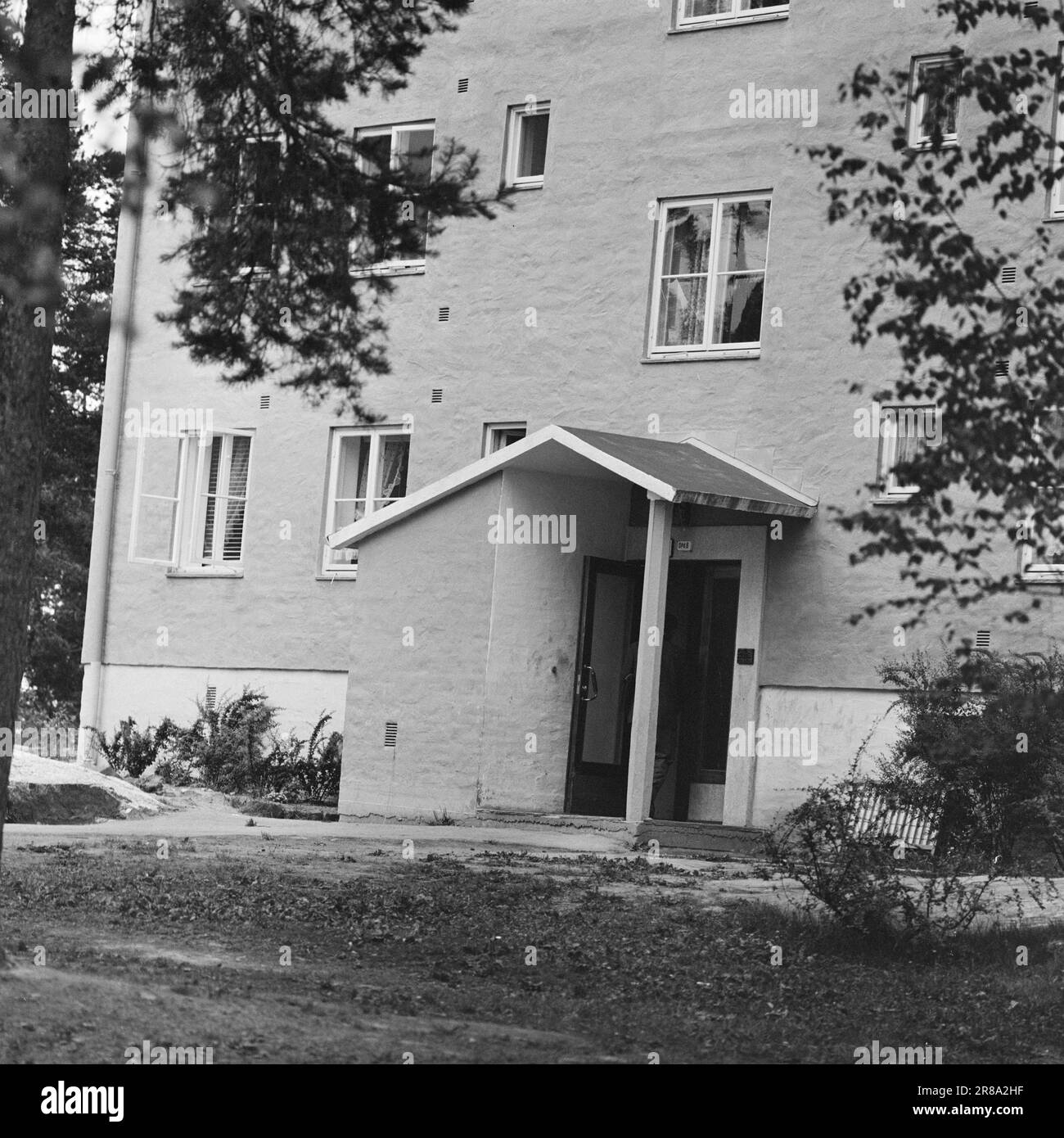 Aktuelle 31-1-1960: Wer war der Dieb? Am Montag, den 28. Juni, um 12 Uhr mittags, wurden eine Kamera und 110 NOK aus einer Wohnung auf der Midtåsen in Oslo gestohlen. In bar... Eine nüchterne Botschaft, ein Blatt aus den dicken Akten der Kriminalpolizei bildet den Hintergrund für diese außergewöhnliche Berichterstattung. Hier können Sie einem Diebstahlfall folgen, der zeigt, wie die Polizei den Täter wirklich findet. Foto: Aage Storløkken / Aktuell / NTB ***FOTO NICHT VERARBEITET*** Stockfoto