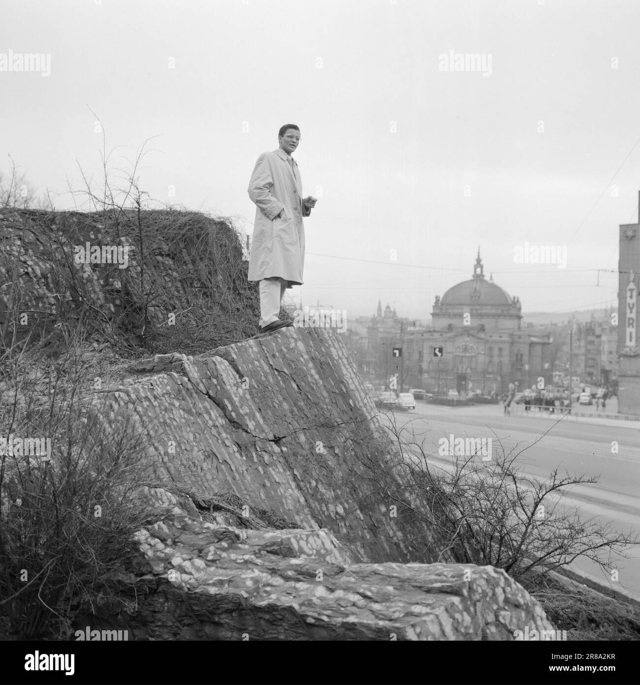Aktuell 3-11-1960: Auf der Flucht vor Hass Südafrikas Gestapo verfolgte den 23-jährigen Hans Beukes aus einem einzigen Grund durch drei Länder: Er ist farbig. Aber Beukes entkam, und vom UN-Podium ließ er die ganze Welt auf ihn hören. Nach vielen Abenteuern fand er einen Zufluchtsort in Oslo. Foto: Aage Storløkken / Aktuell / NTB ***FOTO NICHT VERARBEITET*** Stockfoto