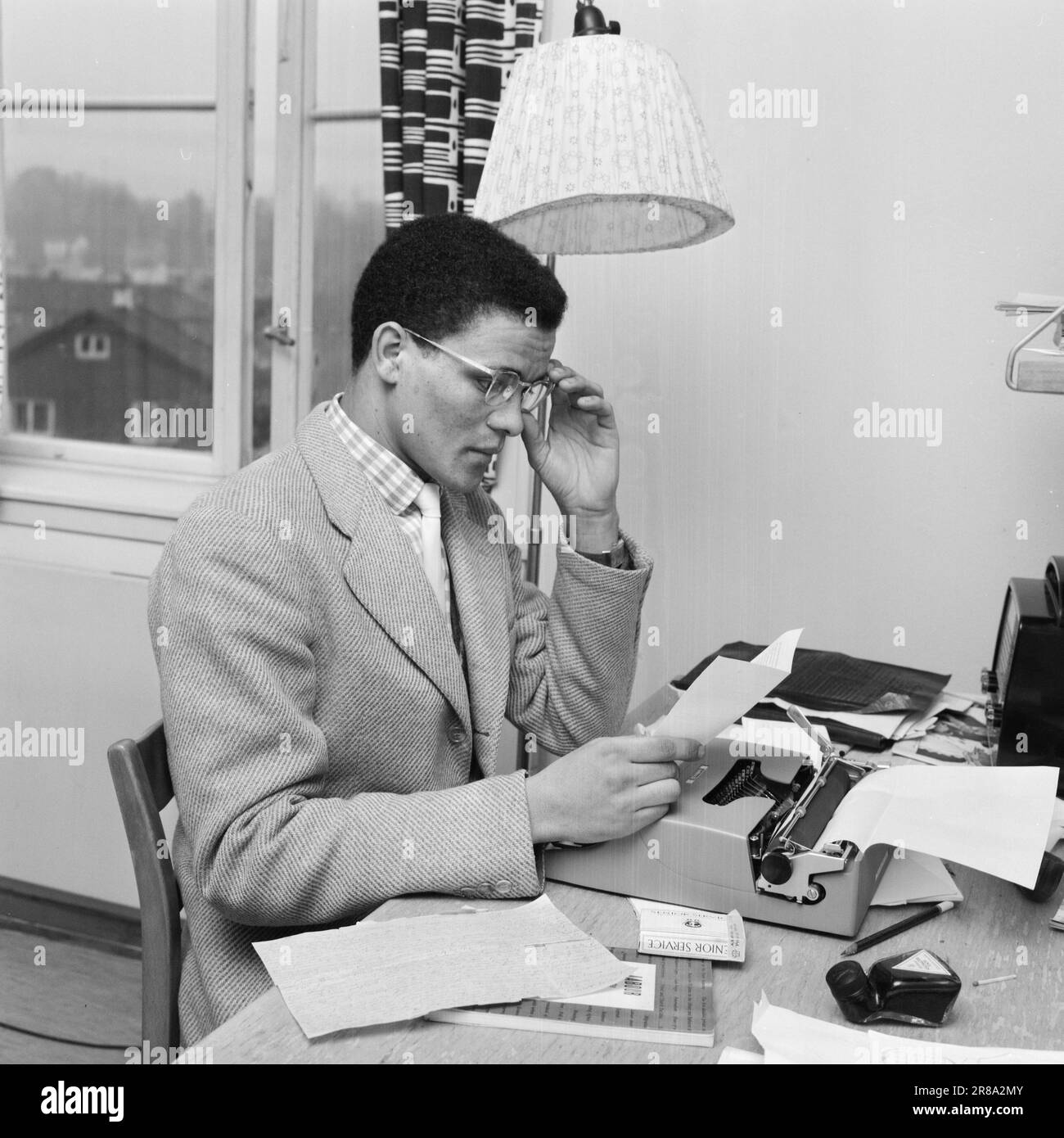 Aktuell 3-11-1960: Auf der Flucht vor Hass Südafrikas verfolgte die Gestapo den 23-jährigen Hans Beukes aus einem einzigen Grund durch drei Länder: Er ist farbig. Aber Beukes entkam, und vom UN-Podium ließ er die ganze Welt auf ihn hören. Nach vielen Abenteuern fand er einen Zufluchtsort in Oslo. Foto: Aage Storløkken / Aktuell / NTB ***FOTO NICHT VERARBEITET*** Stockfoto