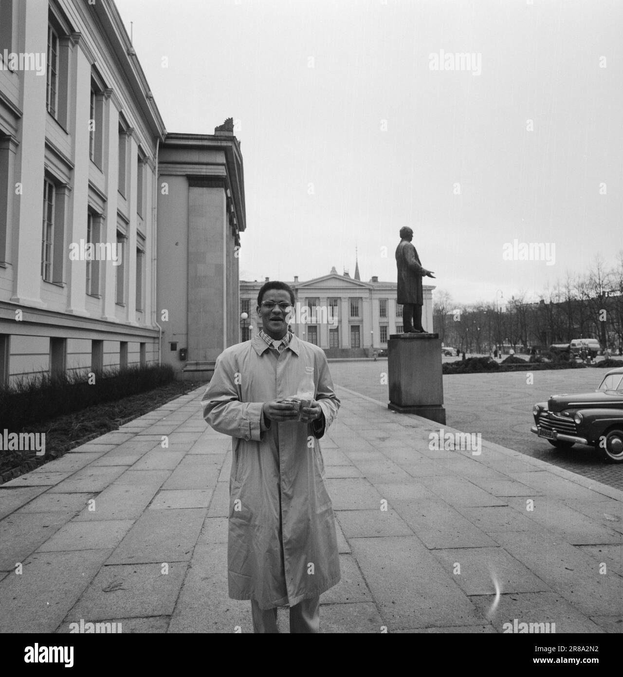Aktuell 3-11-1960: Auf der Flucht vor Hass Südafrikas Gestapo verfolgte den 23-jährigen Hans Beukes aus einem einzigen Grund durch drei Länder: Er ist farbig. Aber Beukes entkam, und vom UN-Podium ließ er die ganze Welt auf ihn hören. Nach vielen Abenteuern fand er einen Zufluchtsort in Oslo. Foto: Aage Storløkken / Aktuell / NTB ***FOTO NICHT VERARBEITET*** Stockfoto