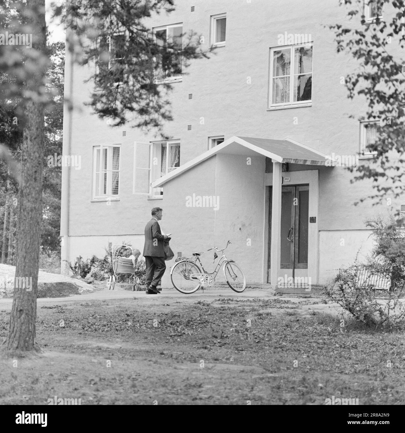 Aktuelle 31-1-1960: Wer war der Dieb? Am Montag, den 28. Juni, um 12 Uhr mittags, wurden eine Kamera und 110 NOK aus einer Wohnung auf der Midtåsen in Oslo gestohlen. In bar... Eine nüchterne Botschaft, ein Blatt aus den dicken Akten der Kriminalpolizei bildet den Hintergrund für diese außergewöhnliche Berichterstattung. Hier können Sie einem Diebstahlfall folgen, der zeigt, wie die Polizei den Täter wirklich findet. Der Telefoninstallateur Foto: Aage Storløkken / Aktuell / NTB ***FOTO NICHT VERARBEITET*** Stockfoto