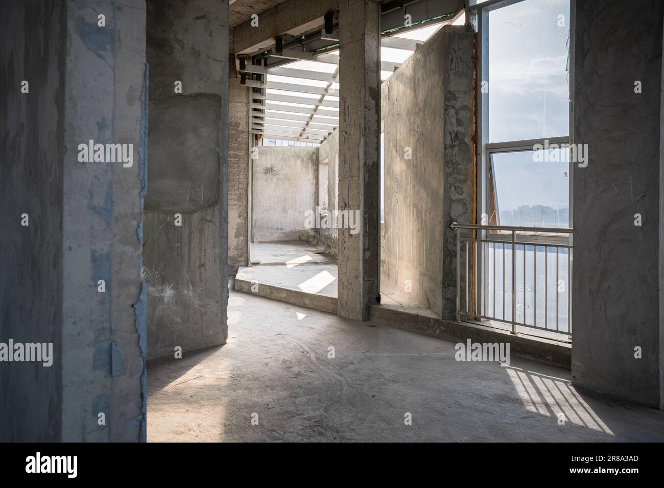 Sonniger Tag, Sonnenlicht im neu erbauten Haus. Stockfoto