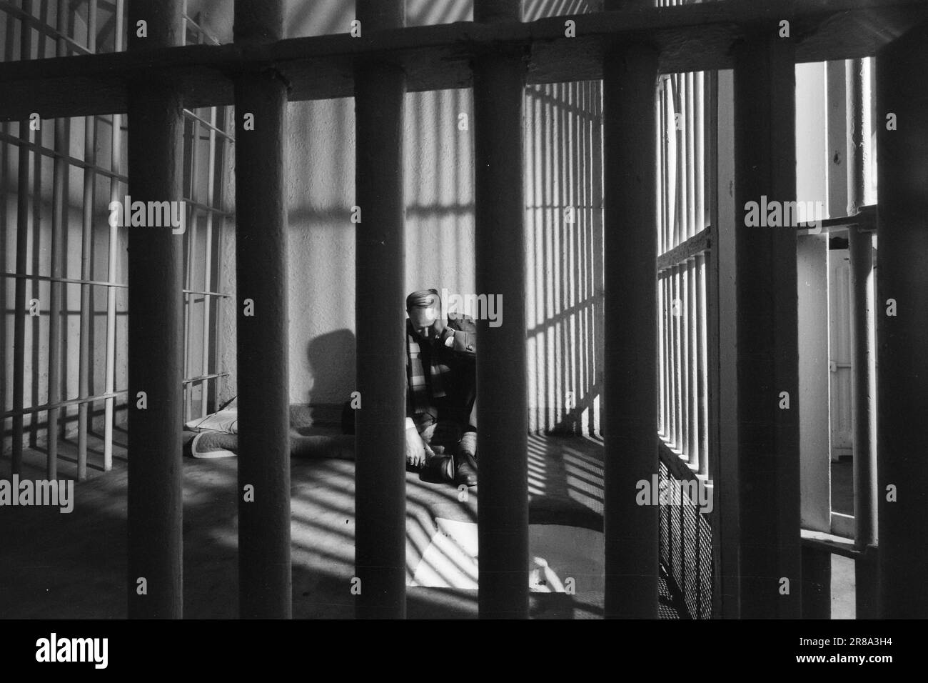 Aktuell 3-3-1960: Menschen hinter Gittern Was geschieht hinter diesen düsteren Mauern? Gefangene werden in Eisen und Käfige gesteckt, behauptet Jens Bjørneboe. Folter! ruft Dagbladet. Wir setzen Zwangsmaßnahmen ein, um zu verhindern, dass sich die Gefangenen selbst verletzen, und antworten der Gefängnisleitung. Was ist die Wahrheit? Wie fühlt es sich an, „auf einem Ast zu liegen“? Der Mitarbeiter von Aktuell hat es ausprobiert! Unser Mitarbeiter darf den „Käfig“ ausprobieren, eine der Sicherheitszellen im Keller des Gefängnisses. Es gibt einen 4–5 m2 großen Betonboden mit rundherum installierten Sprinklern. Eine Matratze und zwei Wolldecken sind der gesamte Inhalt der Zelle. Foto: Sve Stockfoto