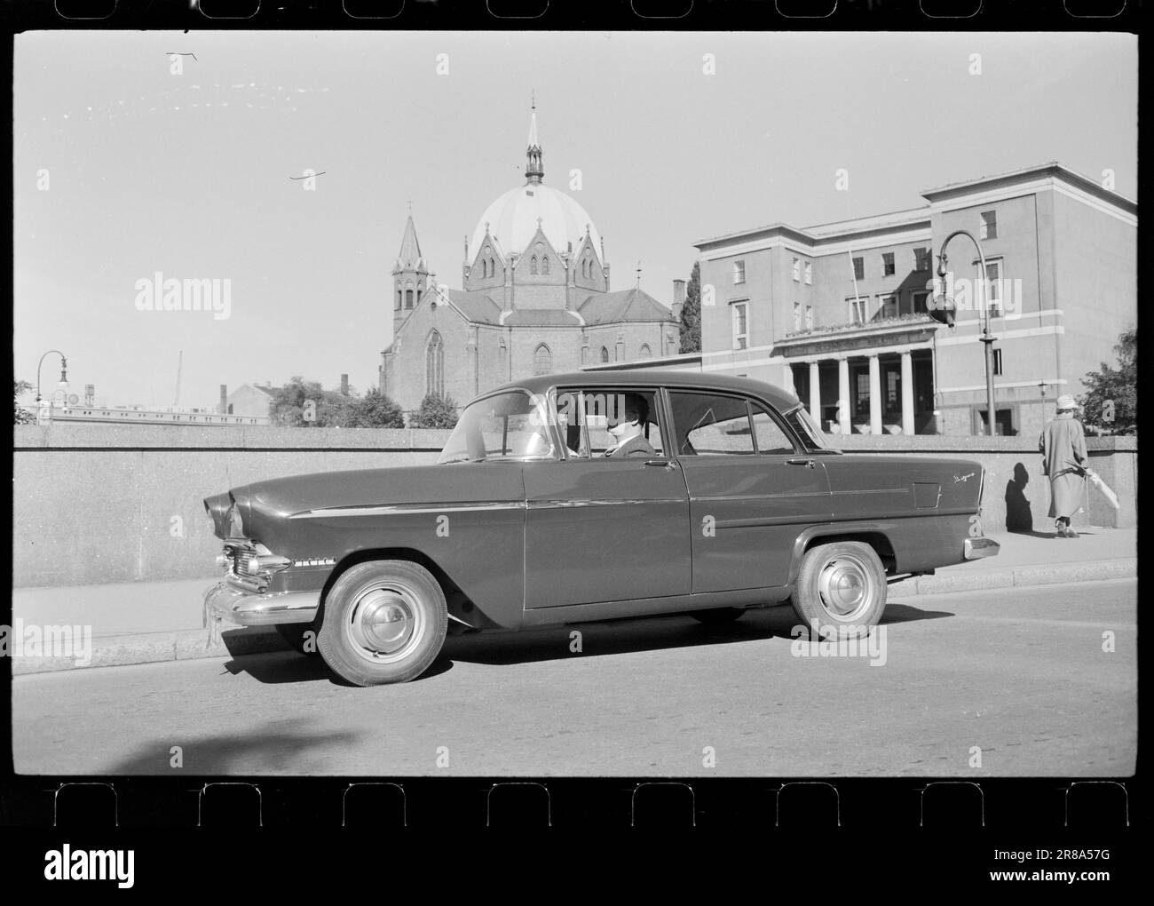 Aktuell 41-1-1960: Die Autoparade Zurzeit werden Autos in vier Preisklassen präsentiert: Unter 15.000 NOK 15.000 NOK – 18.000 NOK 18.000 – 24.000 NOK über 24.000 NOK wurde der Vauxhall Victor Standard plötzlich billiger, und einer der Gründe war wahrscheinlich auch, dass ein neues Modell heute marktreif ist. Aber die Verbesserungen sind nicht bedeutsamer als die Tatsache, dass sich viele Menschen für das aktuelle Modell interessieren werden, das ein komfortables und gut ausgestattetes Familienauto ist. Er hat 4 Türen, Platz für 5,55 PS SAE im Motor, die Reifen sind 5,60x13 groß, das Gewicht beträgt 975 kg Stockfoto