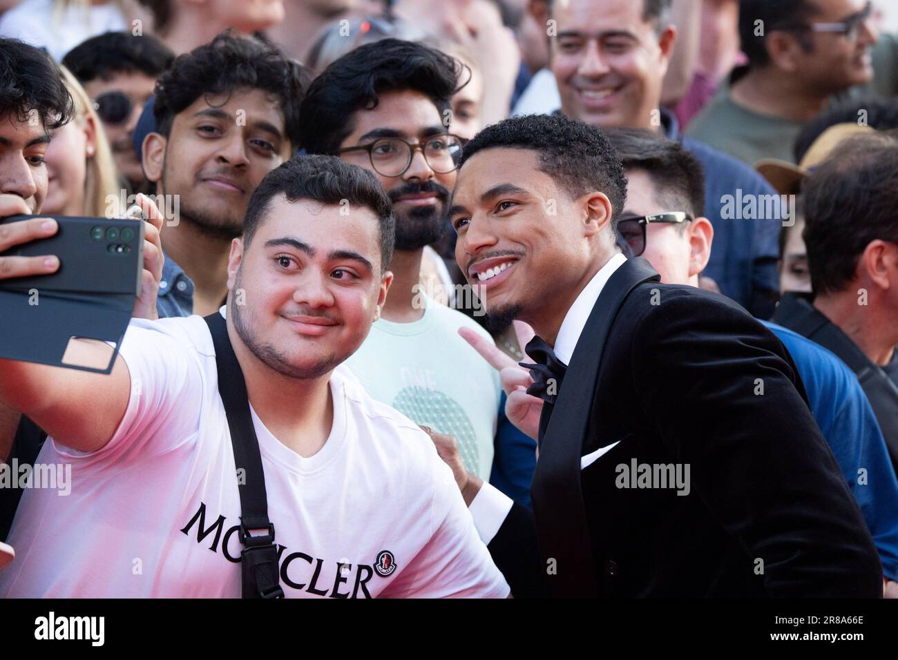 Greg Tarzan und Fans machen Selfies bei der „Mission Impossible Dead