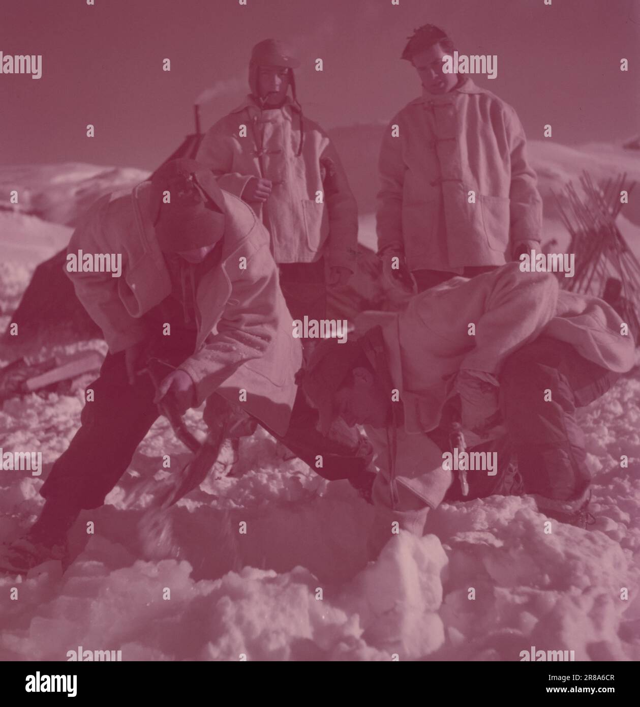 Tatsächlich 06-1950: Anspruchsvoller bergmarsch. Die Schüler der Kommandoschule für die Infanterie und der Feldwebel, 450 Männer, waren auf einem sechstägigen bergmarsch mit kompletter Winterausrüstung und Rüstung. Foto: Sverre A. Børretzen / Aktuell / NTB ***FOTO NICHT BILDVERARBEITET*** digitalisiert von verfärbtem Objektträger. Stockfoto