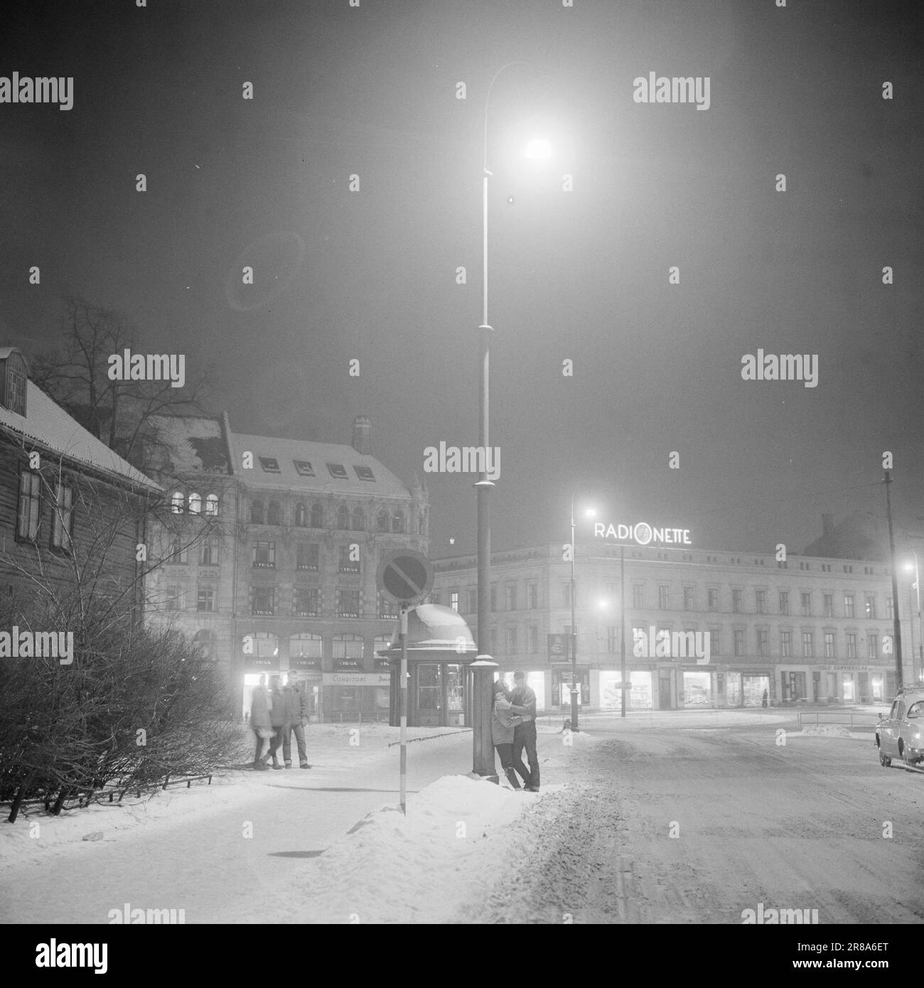Tatsächlich 12-4-1960: Es war ein Samstagabend Samstagabend und offenbart Reichtum und Armut, Glück und Sehnsucht. Doch Samstag bietet Norwegen eine Vielzahl von großen und kleinen Veranstaltungen. Auf den folgenden Seiten finden Sie unseren Fang von einem kalten Winter Samstag in verschiedenen Städten. Samstagabend ist eine Phobie. Das Kino, in dem sie sich trafen, ist schon lange vorbei. Die Uhr hat Sonntag geschlagen, und die Stadt schläft bis zum Wochenende. Aber die beiden schleifen sich noch ein paar Stunden durch den Abend, so lange sie können, bei den eiskalten Temperaturen auf der Straße. Zwei junge Leute, die in eine große Stadt mit clos verliebt sind Stockfoto