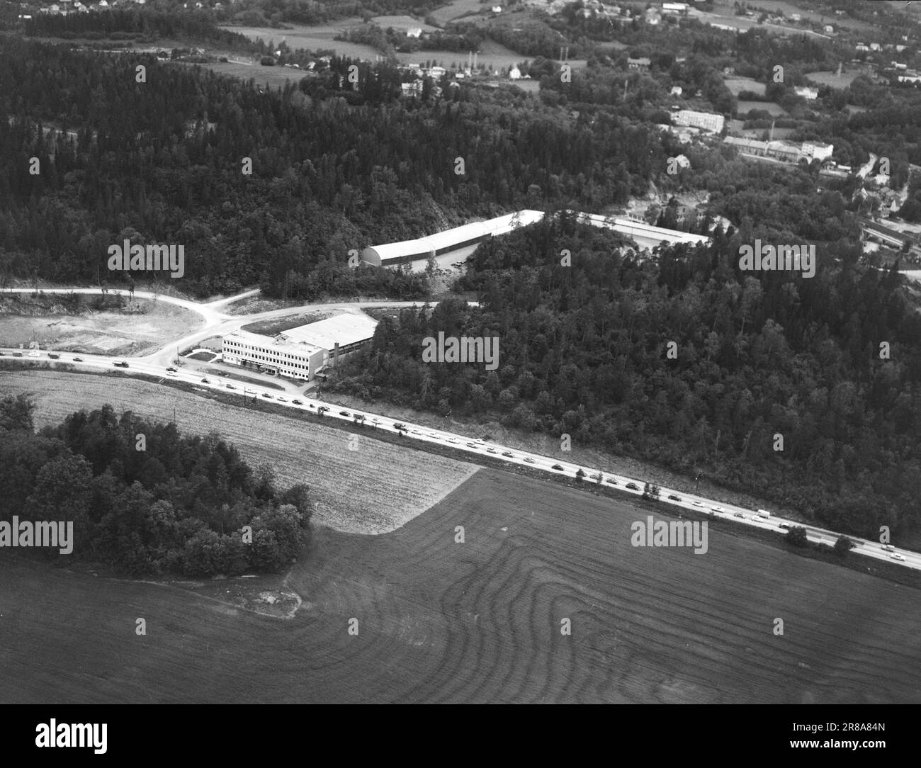 Stromstärke 30-5-1960: Das rasende Todesgrinsen hinter dem Steuer. Riesige Autokolossusen, wie Lokomotiven, fahren durch die dicht besiedelten Gebiete entlang der Straßen. Die Verkehrspolizei ist ständig auf der Suche und überwacht Schwertransporte mit Radar. Foto: Ivar Aaserud / Aktuell / NTB ***FOTO NICHT ABGEBILDET*** Stockfoto