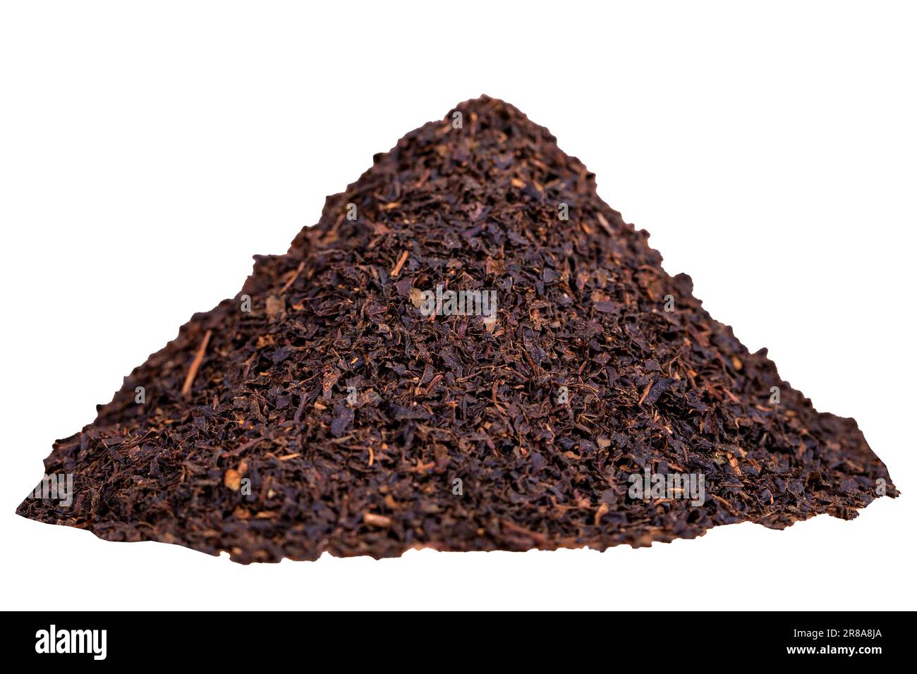 Schwarzer Tee. Getrockneter schwarzer Meertee, isoliert auf weißem Hintergrund. Schließen Stockfoto