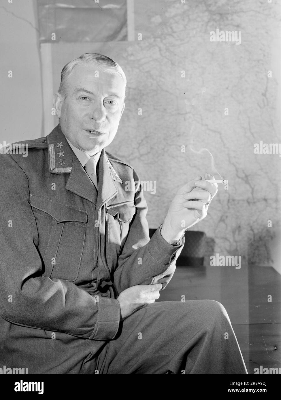 Derzeit 19-1950: Norwegen bereitet sich auf den bewaffneten Frieden vor während der 5 Jahre hatten wir Gelegenheit, zu beobachten, wie sich die internationale Lage seit dem Krieg verschlechtert hat. Der Frieden, den wir erwartet hatten, kam nicht. Stattdessen befinden wir uns heute mitten in einem neuen Krieg, wenn auch in Korea. Der kommunistische Angriff auf Südkorea hat zu einer Aufrüstung geführt. Die Frage, welche Folgen dies für jeden von uns in Form von militärischer Ausbildung, Verteidigungsausgaben, verringertem Lebensstandard usw. haben wird, ist noch nicht geklärt. Oberst Sæbø, die Koordinierungsdirektion, die rationelle Zusammenarbeit ist die Lösung im Direktorium Stockfoto