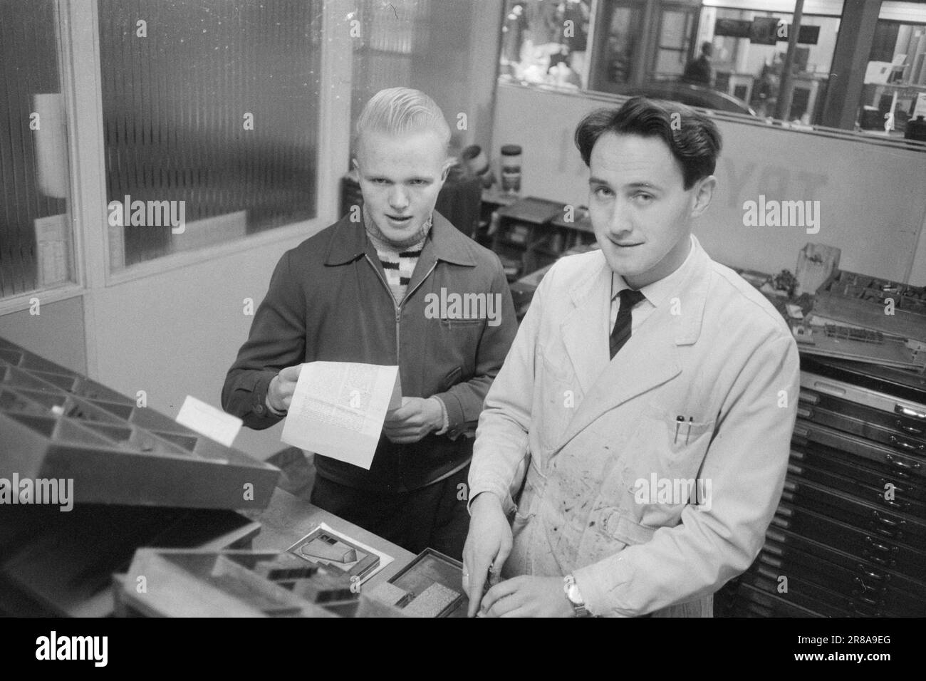 Aktuell 53-9-1960: Unser jüngster Redakteur Norwegens jüngster Redakteur, Harald Haraldsen in Trondheim, Herausgeber von Motorbladet Speed, ist allmählich 18 Jahre alt geworden. Er erhielt das Startkapital aus Fischerei und Landwirtschaft. Heute ist der 18-Jährige Redakteur, Manager, Werbemanager und Verlagsleiter in ein und derselben Person. Speed muss auch eine eigene Weihnachtsnummer haben. Frohe Weihnachten für die Leser. Der Redakteur ist sein eigener Korrekturleser. Das Magazin ist dann auch frei von Druckfehlern. Foto: Sverre A. Børretzen / Aktuell / NTB ***FOTO NICHT IMAGE PROCESSED*** Stockfoto