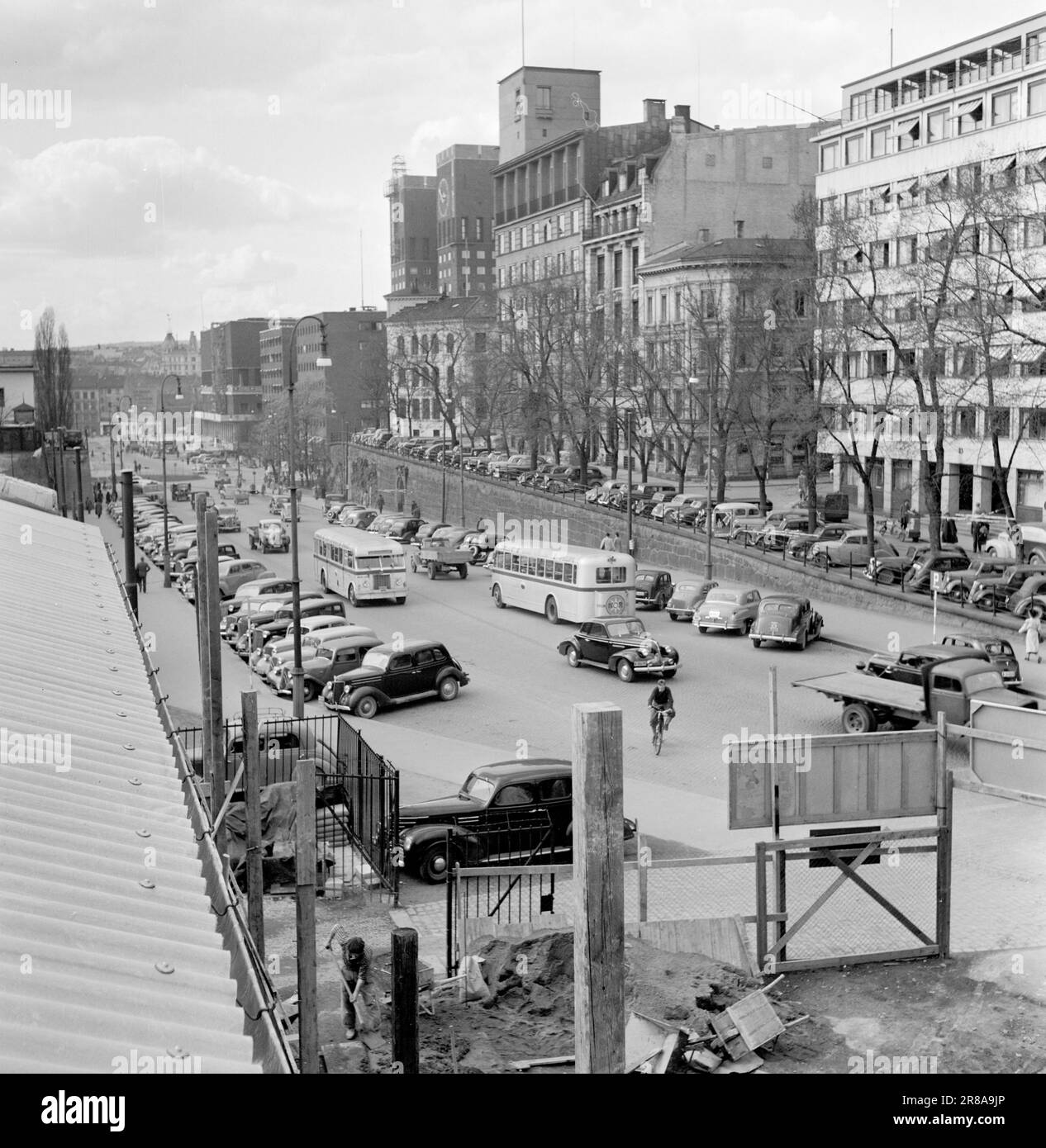 Aktuell 13-1950: Wann kommt der Zusammenbruch das charakteristischste am Verkehr in Zentral-Oslo ist, dass es dafür keinen Platz gibt. Es ist seit vielen Jahren schlimm und es wird noch schlimmer werden. Rådhusgata ist einer der schlimmsten Verkehrsengpässe in Oslo. Wenn der Verkehr am stärksten ist, ist es eine Aufgabe der Geduld, ein Fahrer zu sein. Hier können Sie den oberen Teil der Straße sehen, den am nächsten zum Rathaus, aber die Bedingungen sind im unteren Teil wesentlich schlechter. Man bekommt einen guten Eindruck davon, wie viel Platz die geparkten Autos dem fahrenden Verkehr stehlen. Foto: Arne Kjus/Aktuell Stockfoto