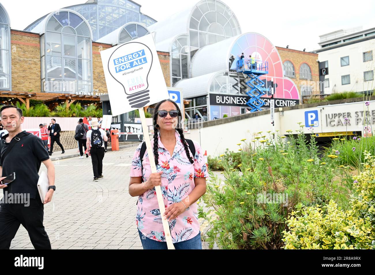 London, Großbritannien. 20. Juni 2023. Vereinigen Sie den Protest der Union auf dem Profiteers Meeting der Energieunternehmen. Und Debt Justice 12 Millionen Briten sind verschuldet etwa 1 von 5 Menschen in Großbritannien protestieren gegen den Energierohner im Business Design Centre. Die Demonstranten schreien, die Energie zurückzunehmen, UM DIE Energie-Abzocke in den öffentlichen Besitz ZURÜCKZUBRINGEN. Kredit: Siehe Li/Picture Capital/Alamy Live News Stockfoto