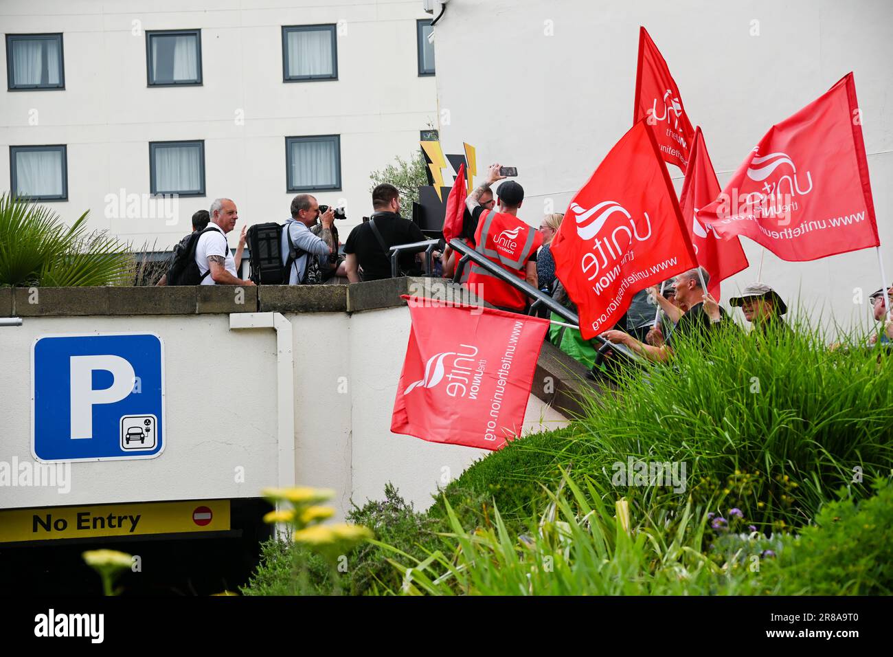 London, Großbritannien. 20. Juni 2023. Vereinigen Sie den Protest der Union auf dem Profiteers Meeting der Energieunternehmen. Und Debt Justice 12 Millionen Briten sind verschuldet etwa 1 von 5 Menschen in Großbritannien protestieren gegen den Energierohner im Business Design Centre. Die Demonstranten schreien, die Energie zurückzunehmen, UM DIE Energie-Abzocke in den öffentlichen Besitz ZURÜCKZUBRINGEN. Kredit: Siehe Li/Picture Capital/Alamy Live News Stockfoto