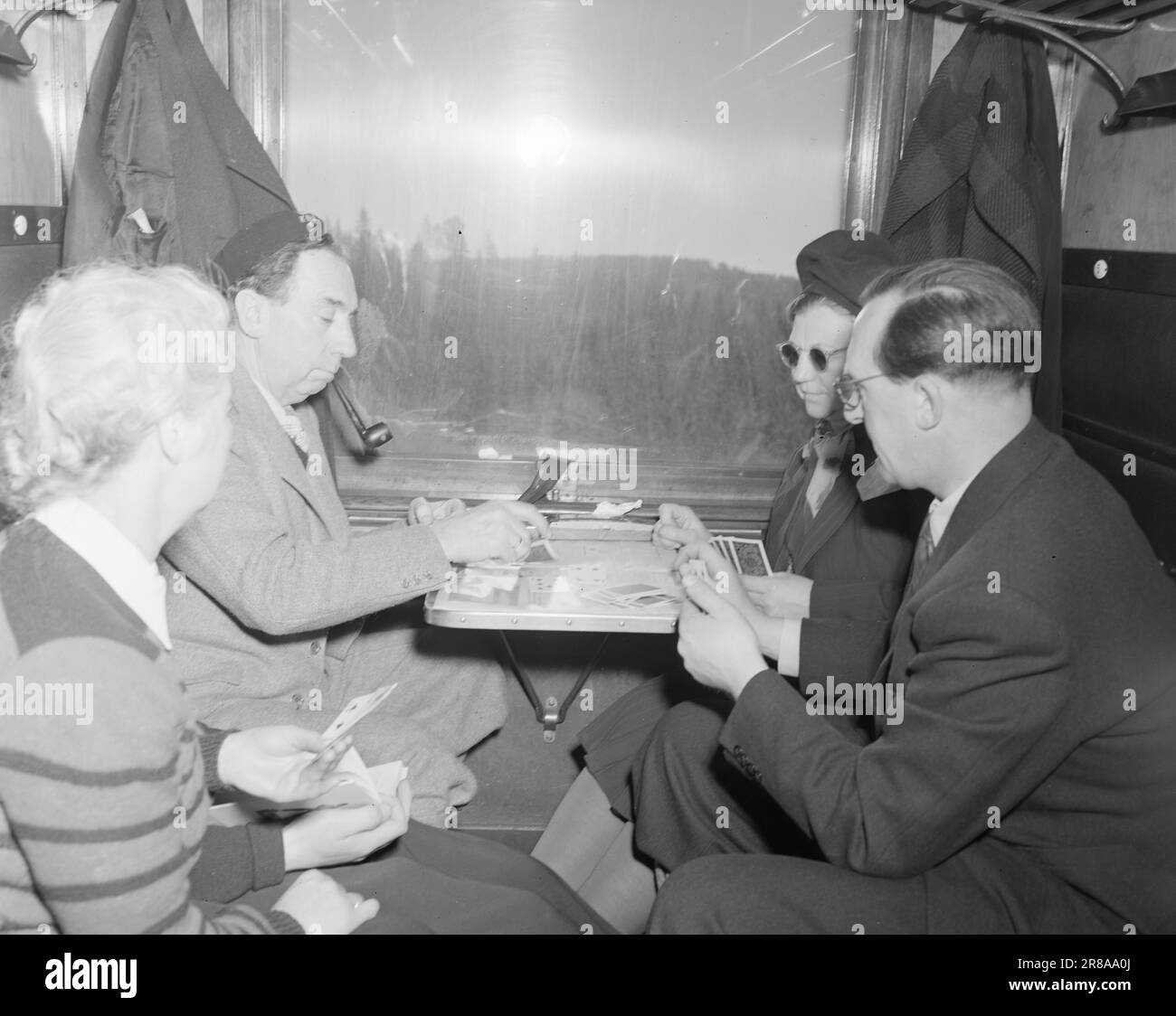 Ist 09-1949: Ende für dieses Jahr. Osterverkehr mit der Bergen Railway. Hier sind geschmackvolle Züge. Einige Passagiere spielen Karten in einem Abteil.Foto: Sverre A. Børretzen / Aktuell / NTB ***FOTO IST NICHT BILDVERARBEITET*** Stockfoto