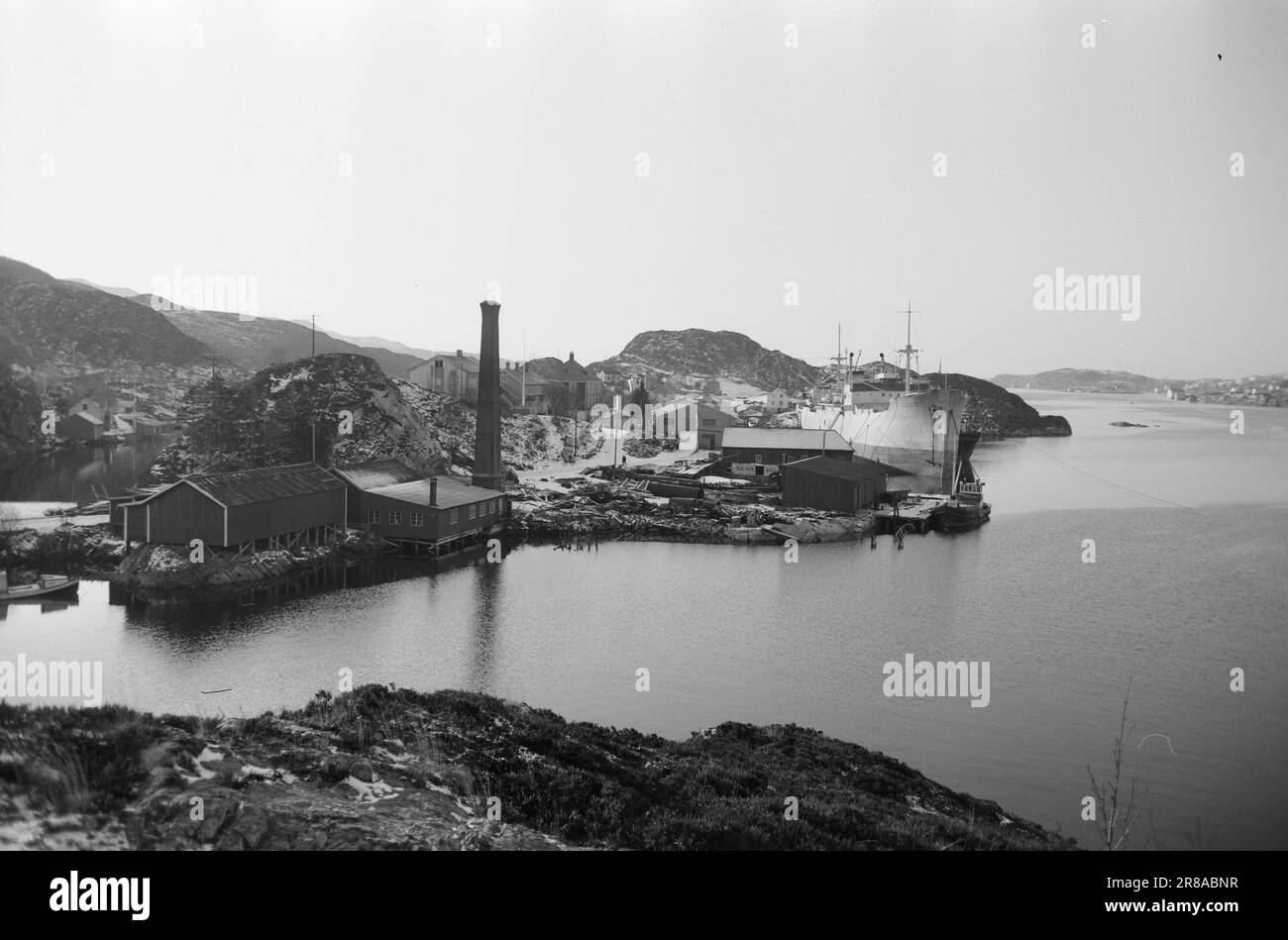 Derzeit 10-9-1960: Schwimmender Sarg Flakke repariert alte Wannen in seiner eigenen Werkstatt, die nicht den professionellen Standards entsprechen. Die Hälfte der derzeitigen Flotte von Flakke am Kai in Flakkes Werkstatt in Rena außerhalb von Kristiansund, der neue (aber 25 Jahre alte) „Orkla“ mit ca. 7.000 Tonnen und „Torpa“ mit 2.500 Tonnen d.w. "Kovda" wurde von der schwedischen Schiffskontrolle beschlagnahmt. "Knoll" ist das einzige Schiff, das Flakke in Betrieb hat. Foto: Sverre A. Børretzen / Aktuell / NTB ***FOTO NICHT IMAGE PROCESSED*** Stockfoto