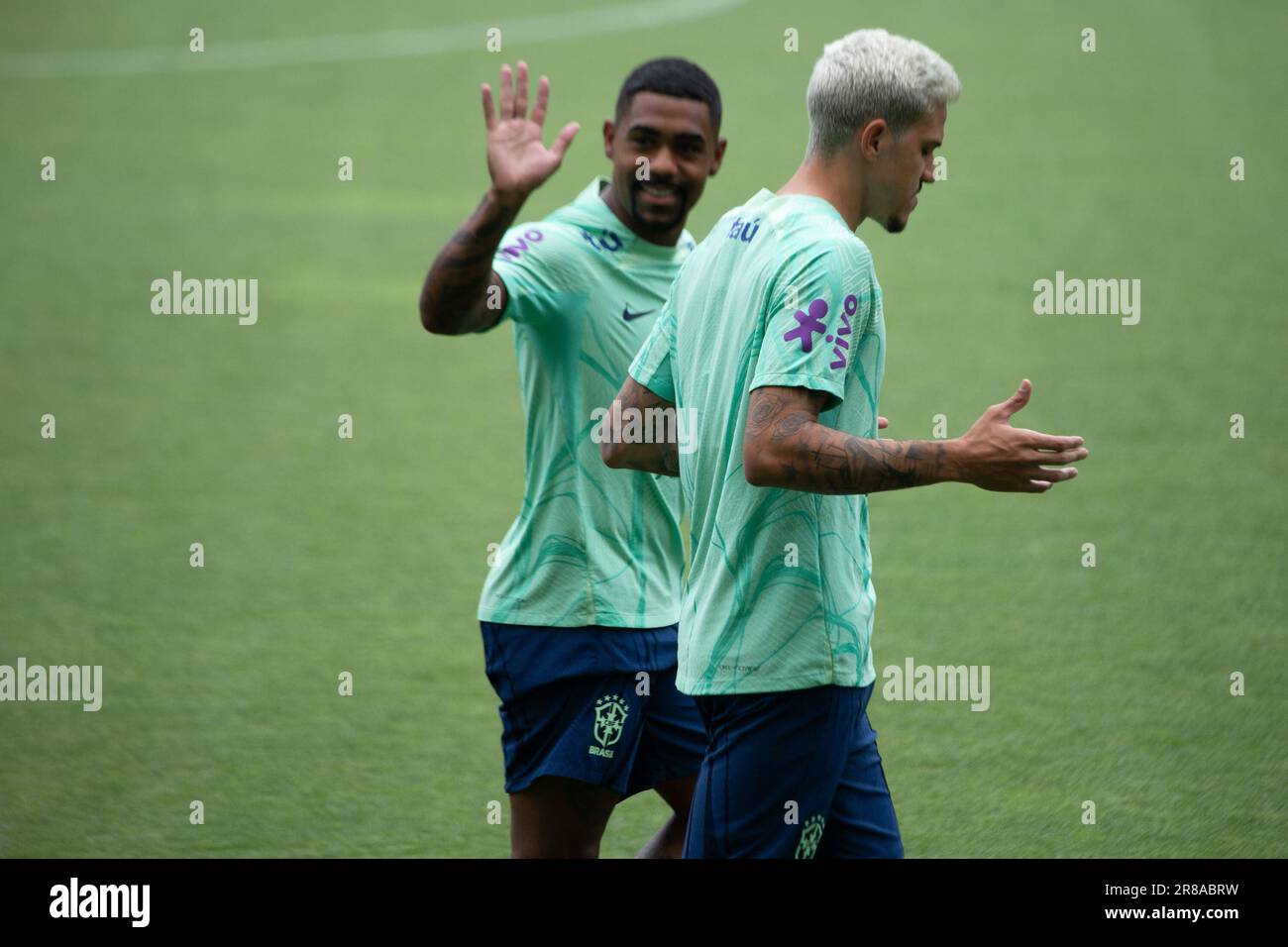 Lissabon, Portugal. 19. Juni 2023. LISSABON, PORTUGAL - JUNI 19: (L-R) Malcom und Pedro aus Brasilien in Aktion während des offiziellen brasilianischen Trainings vor dem Fußballspiel gegen Senegal im Estadio Jose Alvalade. (Foto: Sergio Mendes/PxImages) Credit: Px Images/Alamy Live News Stockfoto