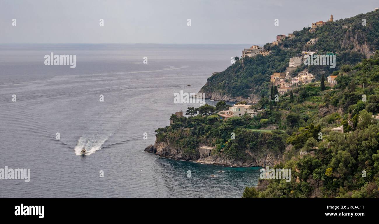 Amalfiküste in der Nähe von Amalfi, Salerno, Kampanien, Italien Stockfoto
