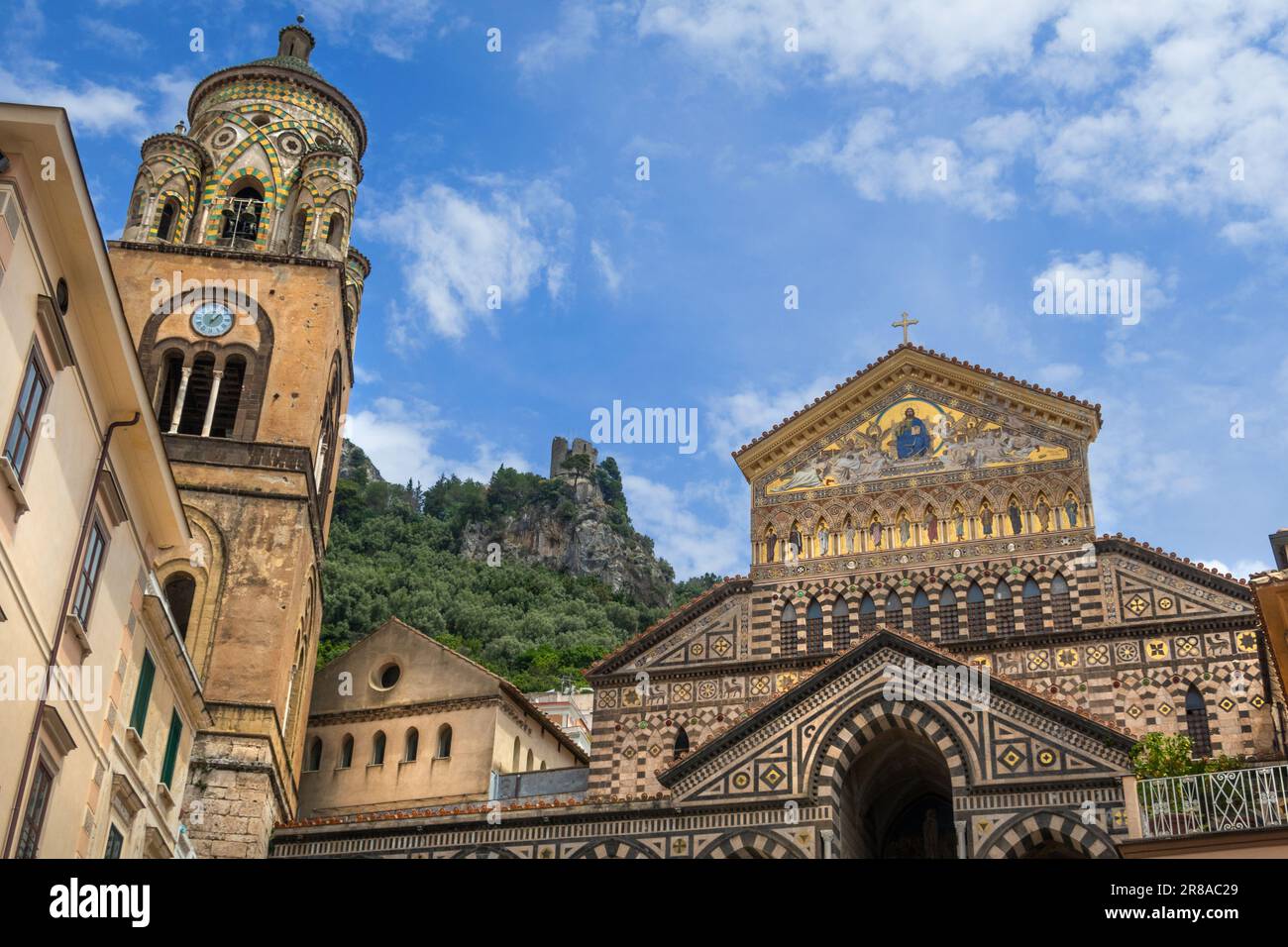 Blick auf die Kathedrale von St. Andrea in der Stadt Amalfi und die Treppen, die von der Piazza del Duomo, Italien, zu ihr führen Stockfoto