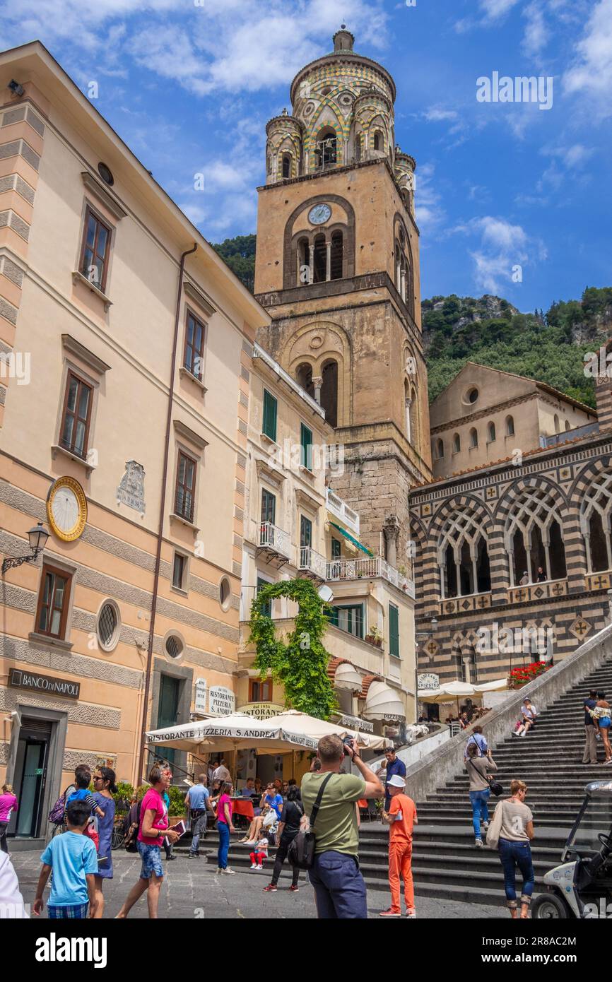 Blick auf die Kathedrale von St. Andrea und die Treppen, die zu ihr führen, von der Piazza del Duomo in Amalfi, Italien Stockfoto