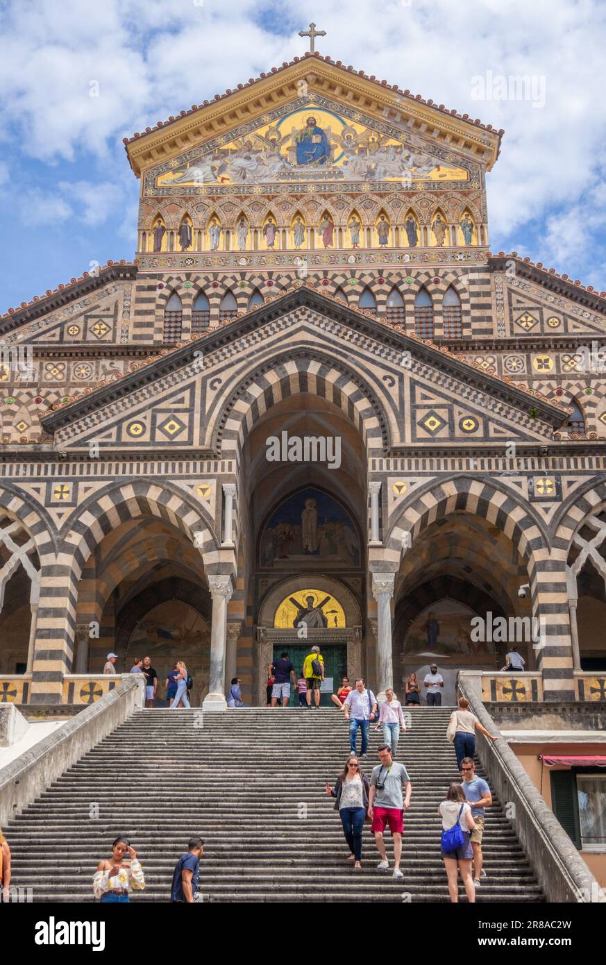 Blick auf die Kathedrale von Saint Andrea und die Treppen, die von der Piazza del Duomo zu ihr führen. Amalfi Stadt, Italien Stockfoto