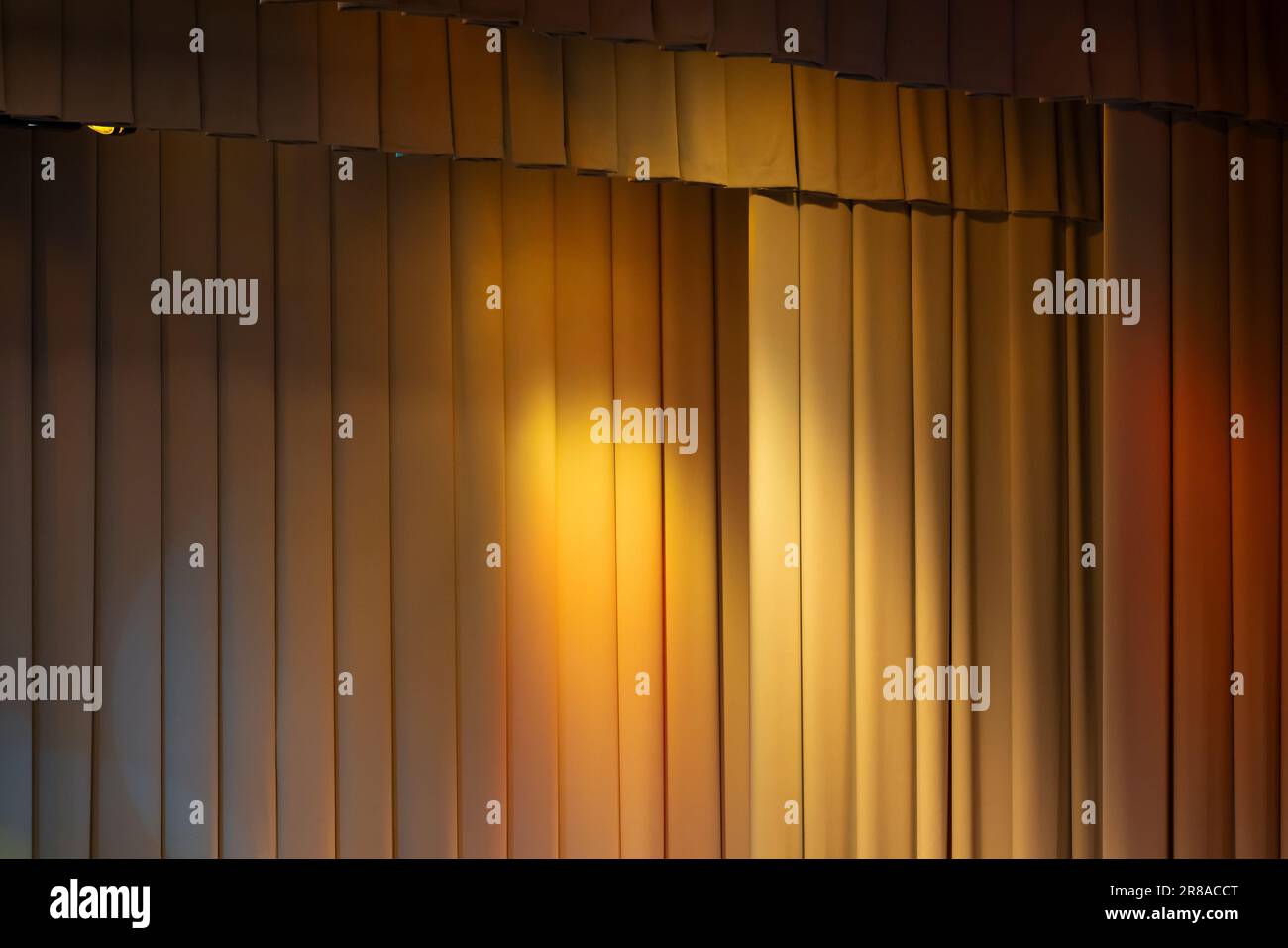 Malerische Vorhänge mit bunten Spots und Fotostruktur im Hintergrund Stockfoto