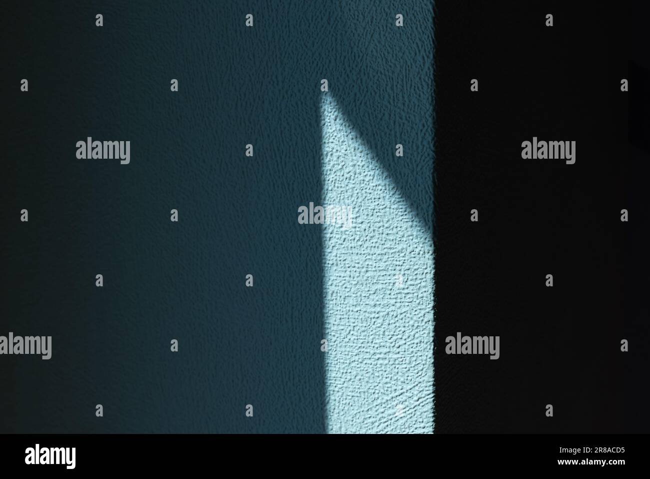 Abstrakter tiefblauer minimalistischer Architekturhintergrund, Innenfragment mit dunkler Ecke an einem sonnigen Punkt Stockfoto
