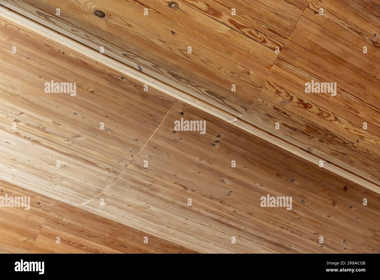 Gebogene Decke aus Holzplanken, Foto der Architektur im Hintergrund Stockfoto