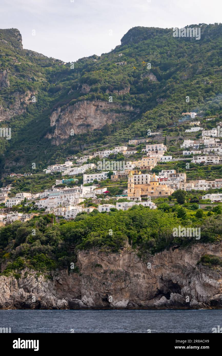 Offshore-Ansicht der Amalfiküste in der Nähe von Amalfi-Stadt, Salerno, Campanis, Italien Stockfoto