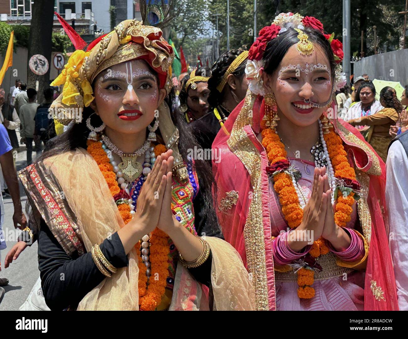 Kathmandu, Bagmati, Nepal. 20. Juni 2023. Als Radha-Krishna verkleidete Frauen nehmen am Jagannath Rath Yatra Teil, einem jährlichen Wagenfestival, das von ISKCON Nepal am 20. Juni 2023 in Kathmandu, Nepal, organisiert wird. Das Festival wird weltweit gefeiert, denn dazu gehören die beweglichen Gottheiten Jagannath, Balabhadra, Subhadra und Sudarshana auf einem ratha oder rotho, einem hölzernen deula-förmigen Streitwagen. (Kreditbild: © Sunil Sharma/ZUMA Press Wire) NUR REDAKTIONELLE VERWENDUNG! Nicht für den kommerziellen GEBRAUCH! Stockfoto