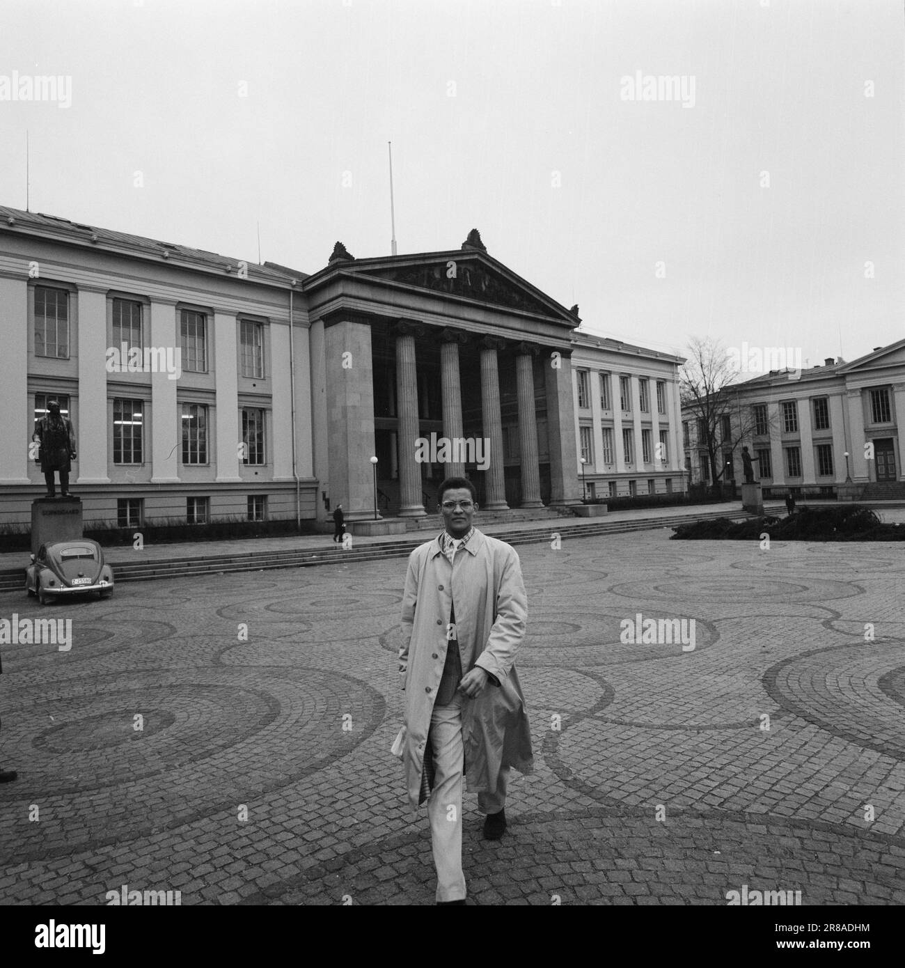 Aktuell 3-11-1960: Auf der Flucht vor Hass Südafrikas verfolgte die Gestapo den 23-jährigen Hans Beukes aus einem einzigen Grund durch drei Länder: Er ist farbig. Aber Beukes entkam, und vom UN-Podium ließ er die ganze Welt auf ihn hören. Nach vielen Abenteuern fand er einen Zufluchtsort in Oslo. Foto: Aage Storløkken / Aktuell / NTB ***FOTO NICHT VERARBEITET*** Stockfoto