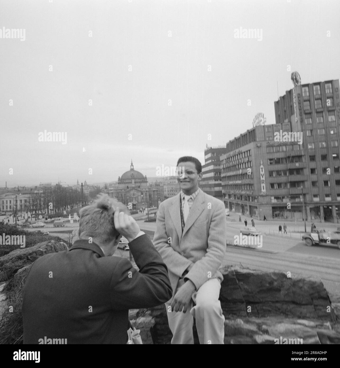 Aktuell 3-11-1960: Auf der Flucht vor Hass Südafrikas Gestapo verfolgte den 23-jährigen Hans Beukes aus einem einzigen Grund durch drei Länder: Er ist farbig. Aber Beukes entkam, und vom UN-Podium ließ er die ganze Welt auf ihn hören. Nach vielen Abenteuern fand er einen Zufluchtsort in Oslo. Foto: Aage Storløkken / Aktuell / NTB ***FOTO NICHT VERARBEITET*** Stockfoto