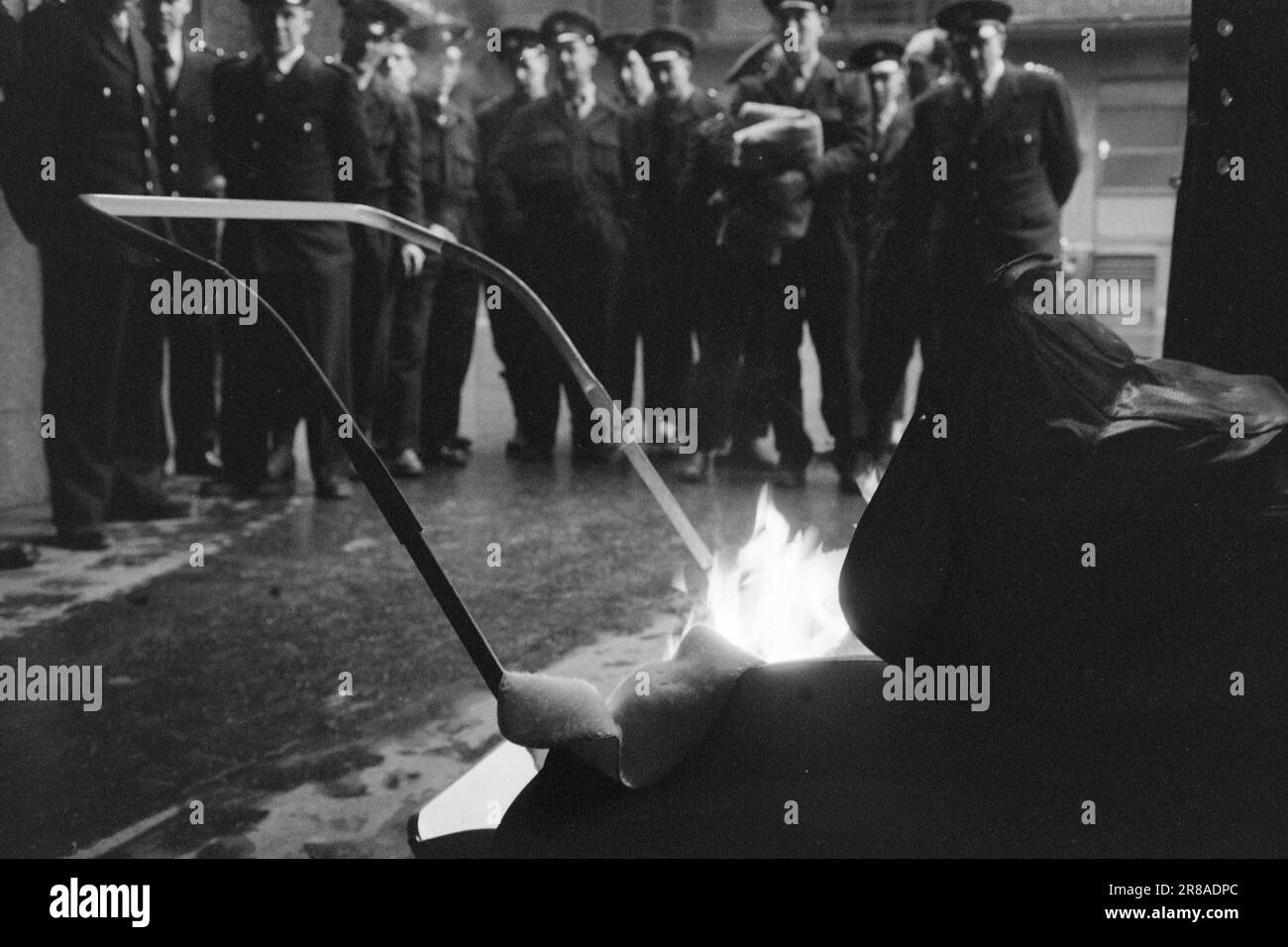Derzeit 6-10-1960: Lebensgefährliche Bekleidung schrecklich entzündliche Textilien sind im Handel: Silvermohair. Achten Sie auf den Namen und denken Sie nicht daran, einen Pullover mit dieser Marke zu kaufen. Zu viel für eine entzündliche Kleidung ist hoffentlich nicht im Handel erhältlich. Silbermohair hat nichts mit normalem Mohair zu tun. Echtes Mohair wird aus Ziegenwolle gesponnen, silbernes Mohair dagegen aus Rayon. Foto: Sverre A. Børretzen / Aktuell / NTB ***FOTO NICHT IMAGE PROCESSED*** Stockfoto