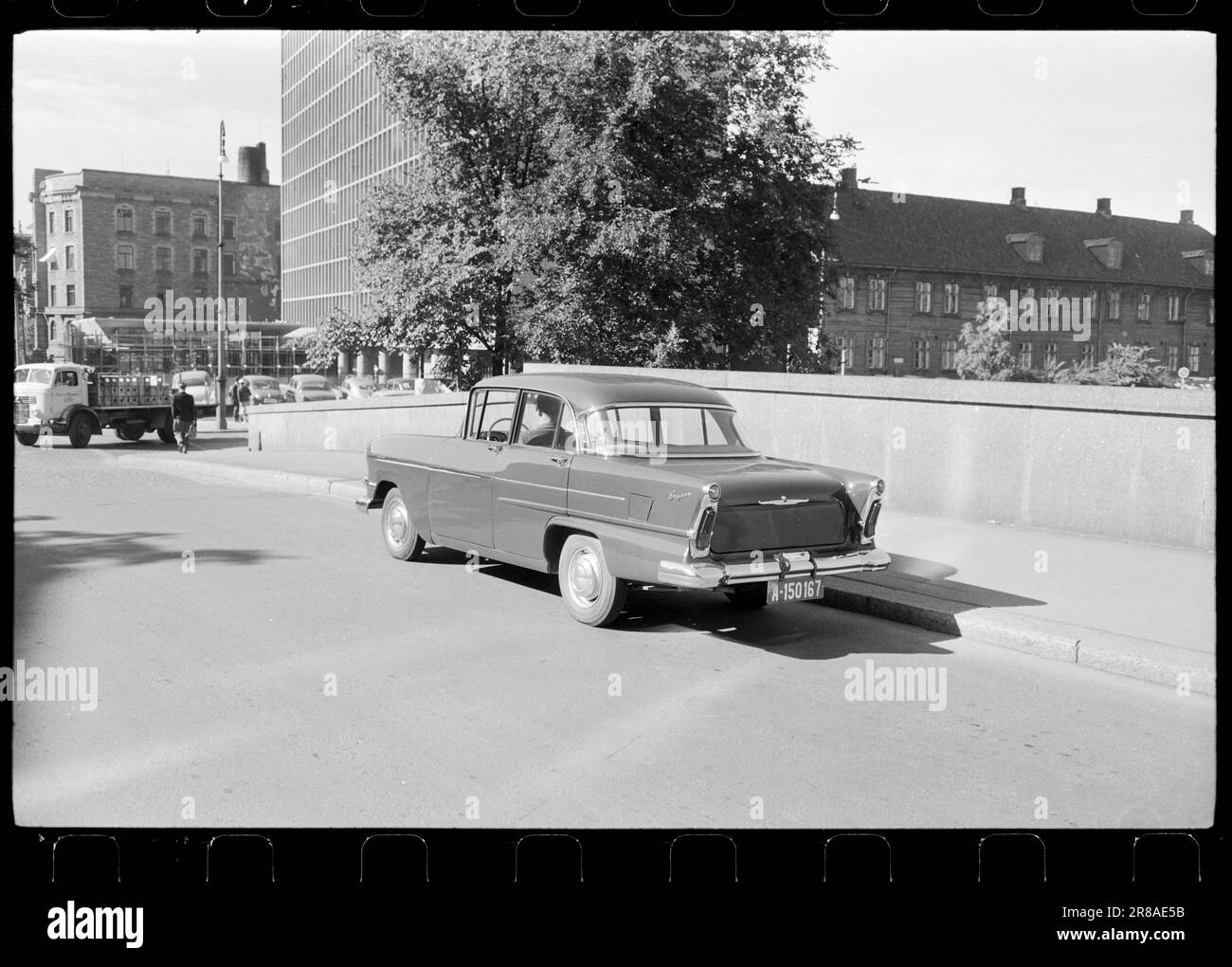 Aktuell 41-1-1960: Die Autoparade Zurzeit werden Autos in vier Preisklassen präsentiert: Unter 15.000 NOK 15.000 NOK – 18.000 NOK 18.000 – 24.000 NOK über 24.000 NOK wurde der Vauxhall Victor Standard plötzlich billiger, und einer der Gründe war wahrscheinlich auch, dass ein neues Modell heute marktreif ist. Aber die Verbesserungen sind nicht bedeutsamer als die Tatsache, dass sich viele Menschen für das aktuelle Modell interessieren werden, das ein komfortables und gut ausgestattetes Familienauto ist. Er hat 4 Türen, Platz für 5,55 PS SAE im Motor, die Reifen sind 5,60x13 groß, das Gewicht beträgt 975 kg Stockfoto