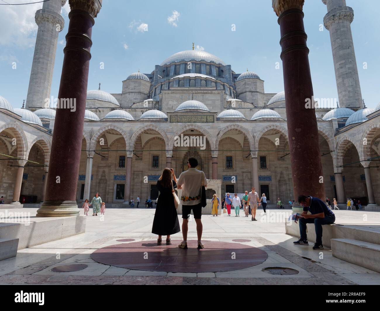 Touristen im Innenhof alias Sahn der Suleymaniye Moschee, Istanbul, Türkei Stockfoto