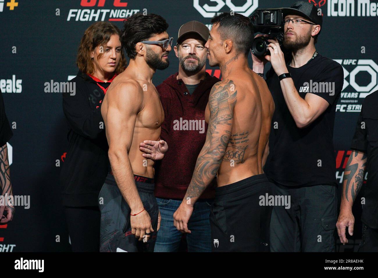 Las Vegas, Nevada, Usa. 16. Juni 2023. LAS VEGAS, NV - 16. JUNI: (L-R) Arman Tsarukyan und Joaquim Silva: Angesicht während der UFC Fight Night: Vettori vs Cannonier: Wiegen im UFC Apex am 16. Juni 2023 in Las Vegas, Nevada, USA. (Foto: Diego Ribas/PxImages/Sipa USA) Guthaben: SIPA USA/Alamy Live News Stockfoto