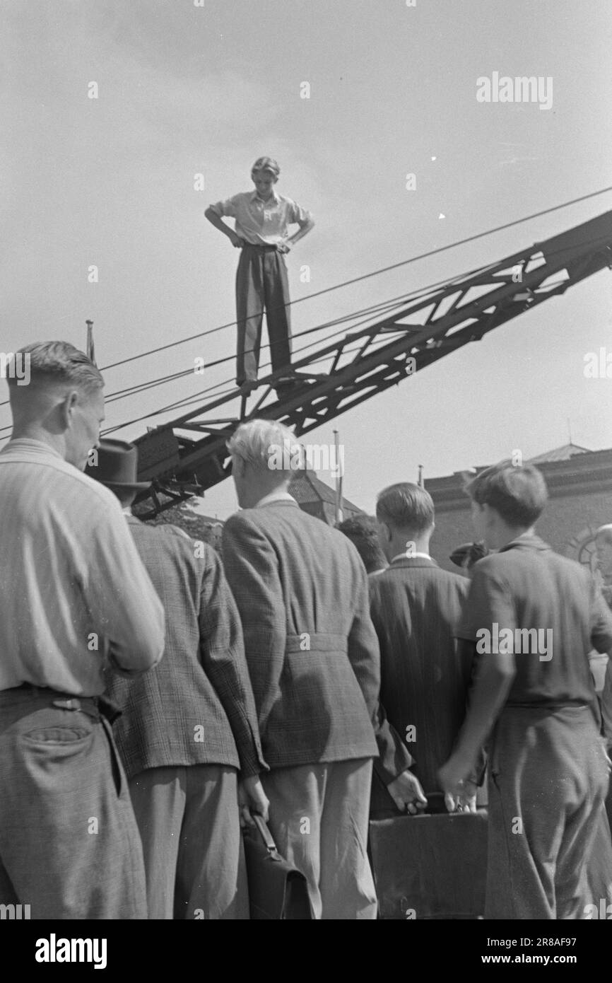 Tatsächlich 06-1945: Oslo studiert die alliierte Kriegsmaschine in Tullinløkka. Die alliierte Kriegsmesse, die Mitte dieses Monats in Oslo und Bergen eröffnet wurde, wurde von der Öffentlichkeit überwältigend unterstützt. Die Ausstellung findet in Oslo statt. Nach Tullinløkka und nach Håndverkeren, und beide Orte waren voller Zuschauer. Hier versammeln sich Leute, um einen Wagen zu betrachten, der mit einem riesigen Kran ausgestattet ist. Dieses Fahrzeug ist eines der mächtigsten Kriegsfahrzeuge, die die Alliierten während des Krieges produzierten, und es muss stark sein, denn es ist unglaublich schwer, den Kran zu heben, wenn er in Aktion ist Stockfoto