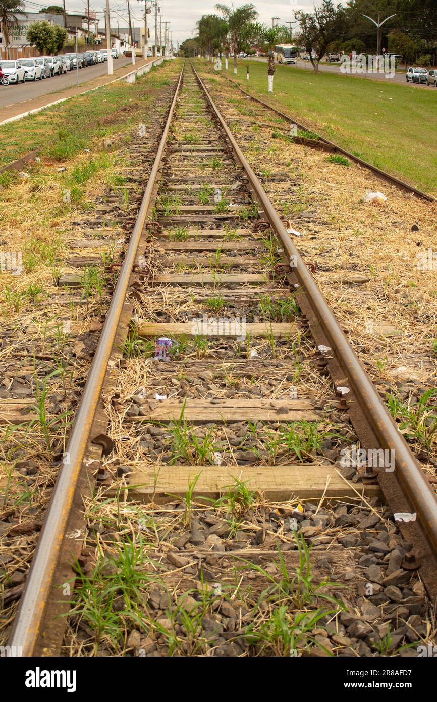 Catalao, Goias, Brasilien – 16. Juni 2023: Details der Lokomotivstrecken auf einem Abschnitt innerhalb der Stadt Catalão. Stockfoto